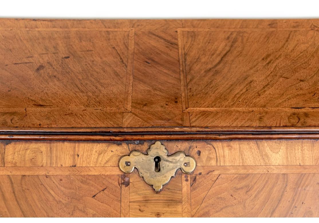Bureau à façade inclinée en ronce de noyer de William & Mary 1680-1720 en vente 4
