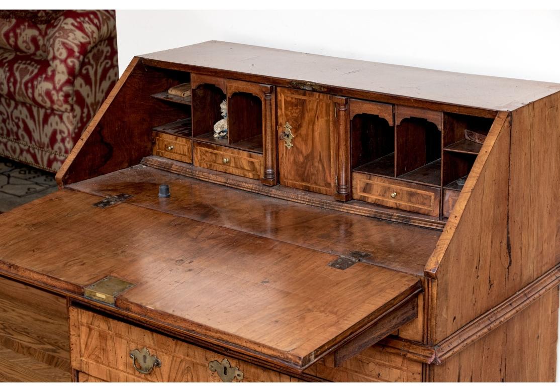 Bureau à façade inclinée en ronce de noyer de William & Mary 1680-1720 en vente 9