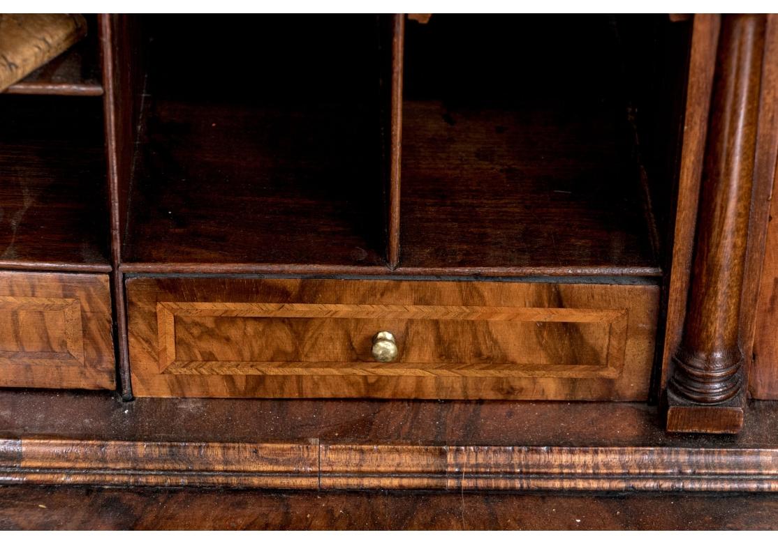 Bureau à façade inclinée en ronce de noyer de William & Mary 1680-1720 en vente 10