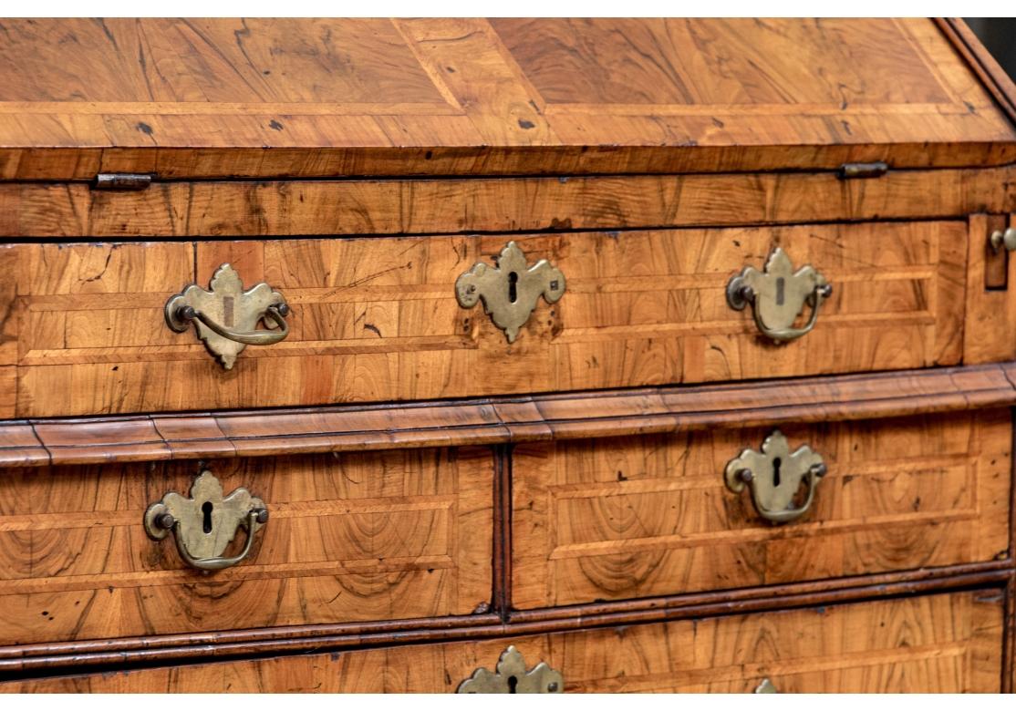 Bureau à façade inclinée en ronce de noyer de William & Mary 1680-1720 en vente 11