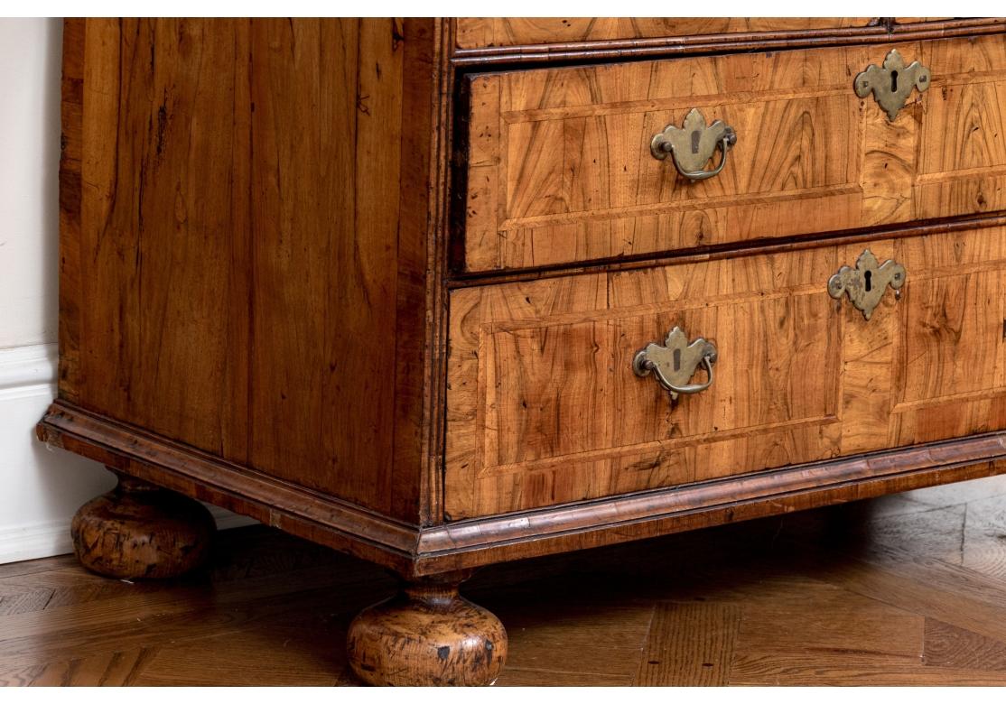 Bureau à façade inclinée en ronce de noyer de William & Mary 1680-1720 en vente 12