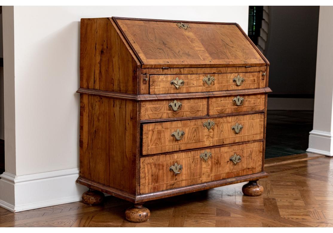 Bureau à façade inclinée en ronce de noyer de William & Mary 1680-1720 Abîmé - En vente à Bridgeport, CT