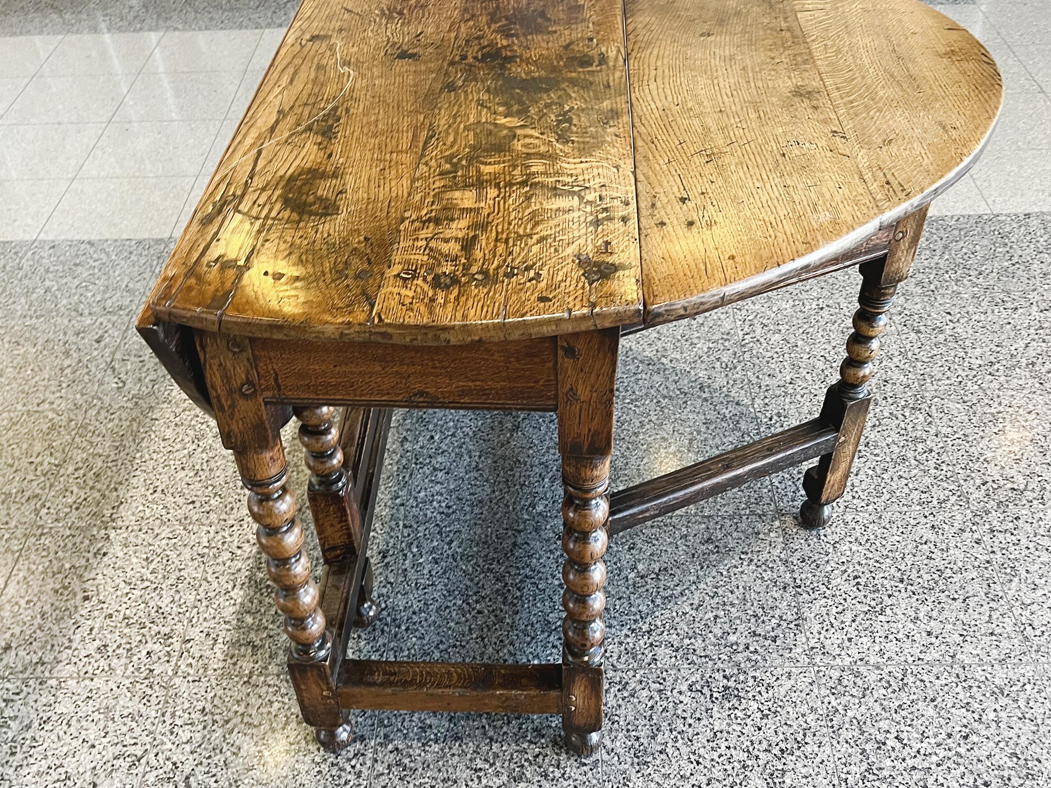 William & Mary Gate Leg-Tisch aus Eichenholz im Zustand „Gut“ im Angebot in New York, NY