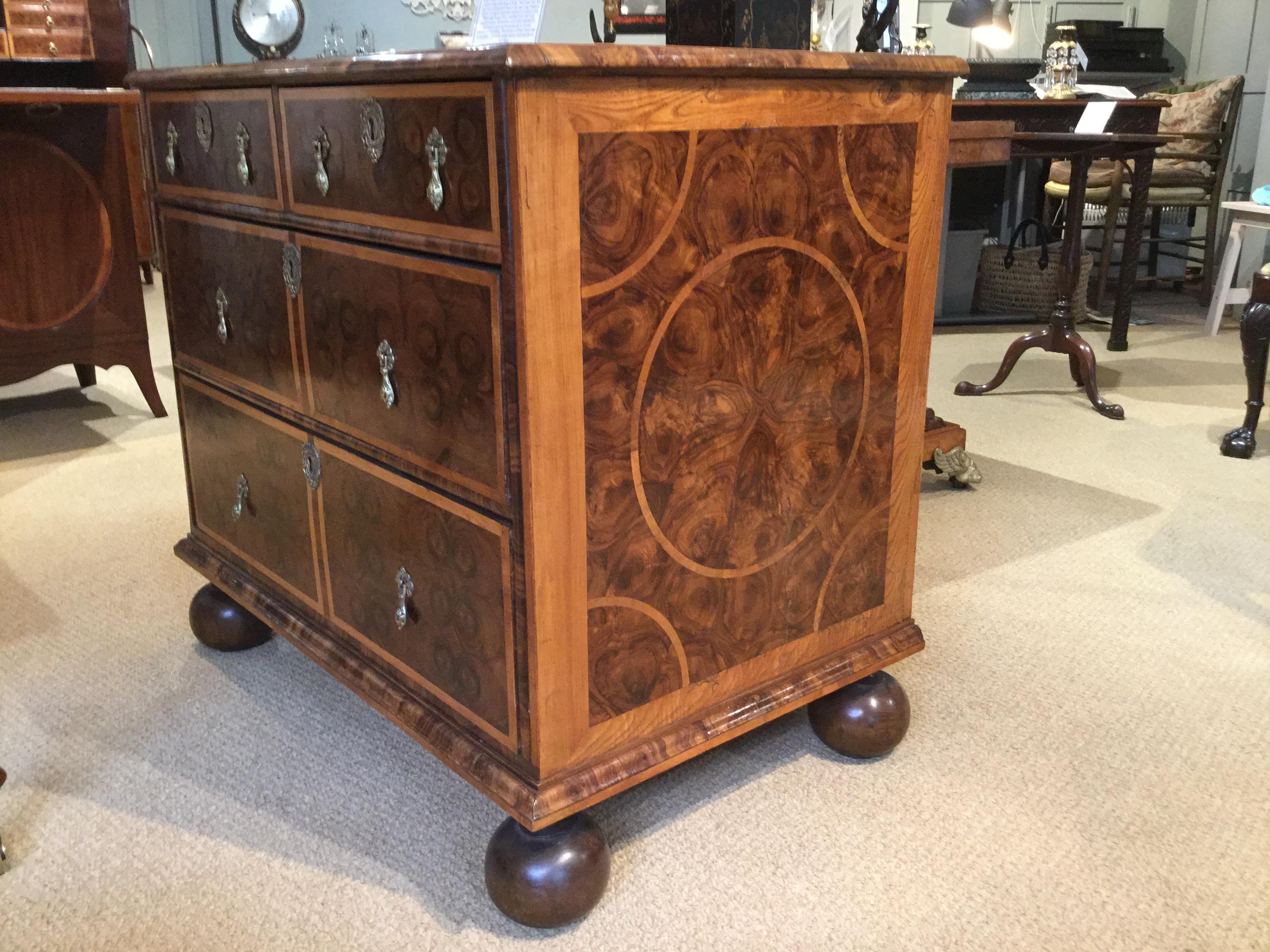 William & Mary Olivewood Oyster Veneered Chest of Drawers of Elegant Proportions In Good Condition For Sale In Bradford on Avon, GB