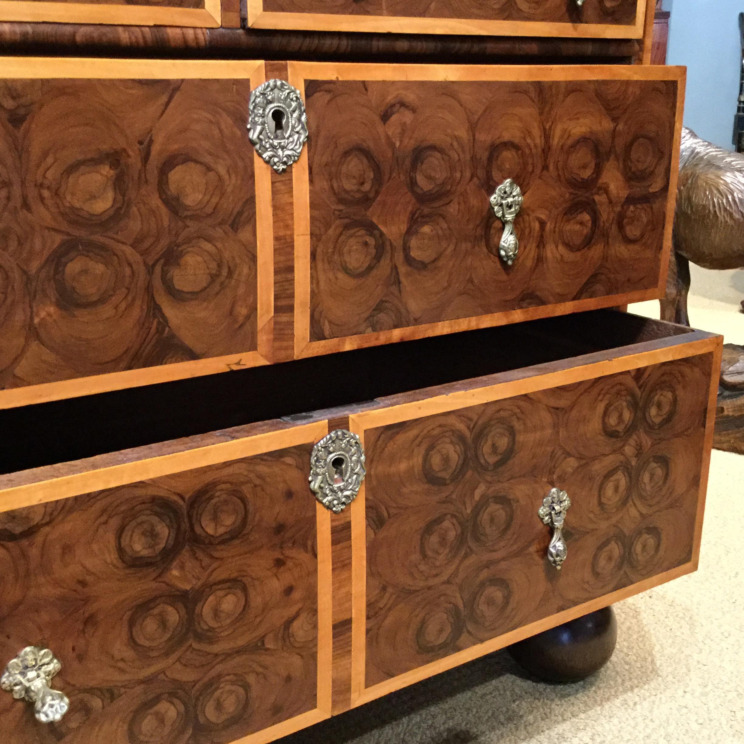 William & Mary Olivewood Oyster Veneered Chest of Drawers of Elegant Proportions For Sale 1