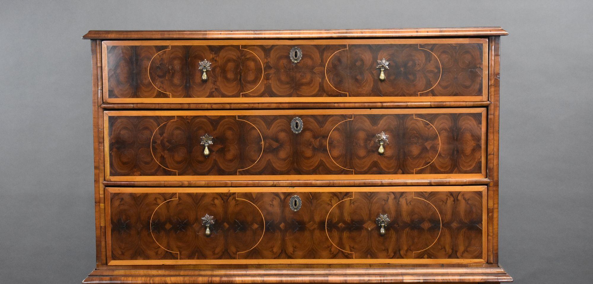 In vendita una cassettiera di buona qualità in impiallacciatura di ostrica di William & Mary, con piano a bande di piume modellato con bordo sagomato e tre lunghi cassetti, la base con altri lunghi cassetti su supporti a balaustro uniti da un'asta
