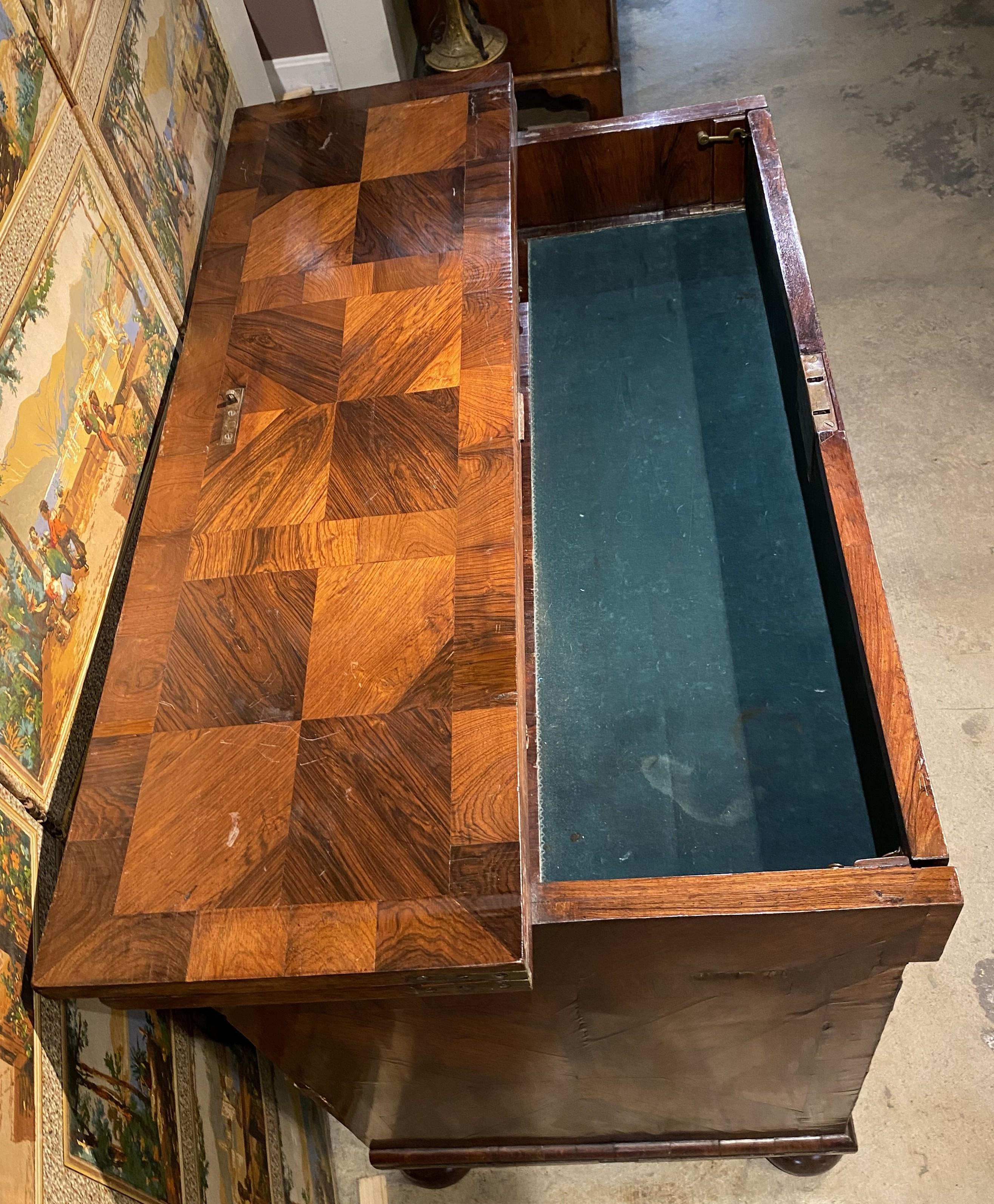 William & Mary Bureau à genouillère en placage d'huître à la manière de Thomas Pistor en vente 3