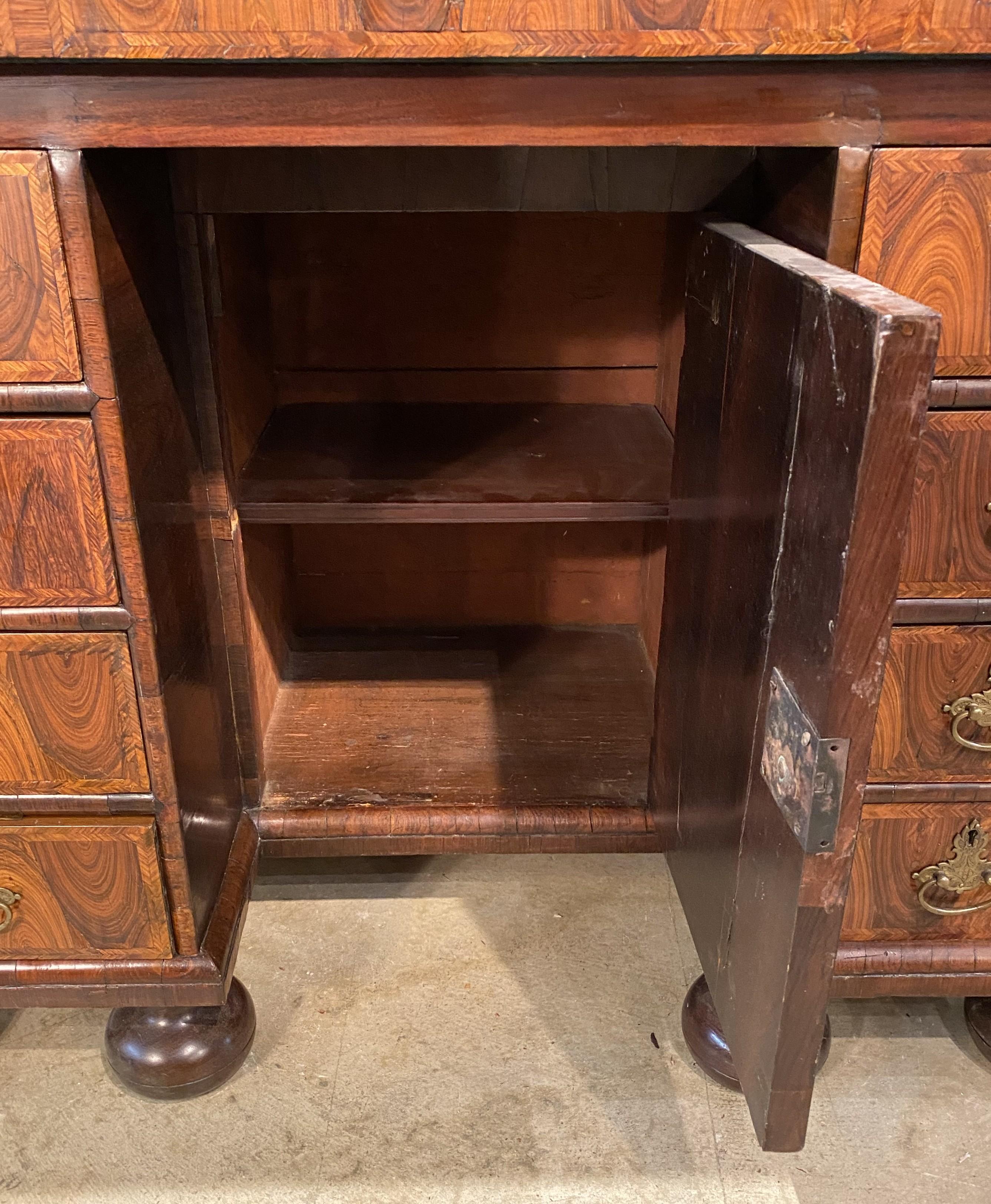 William & Mary Bureau à genouillère en placage d'huître à la manière de Thomas Pistor en vente 4