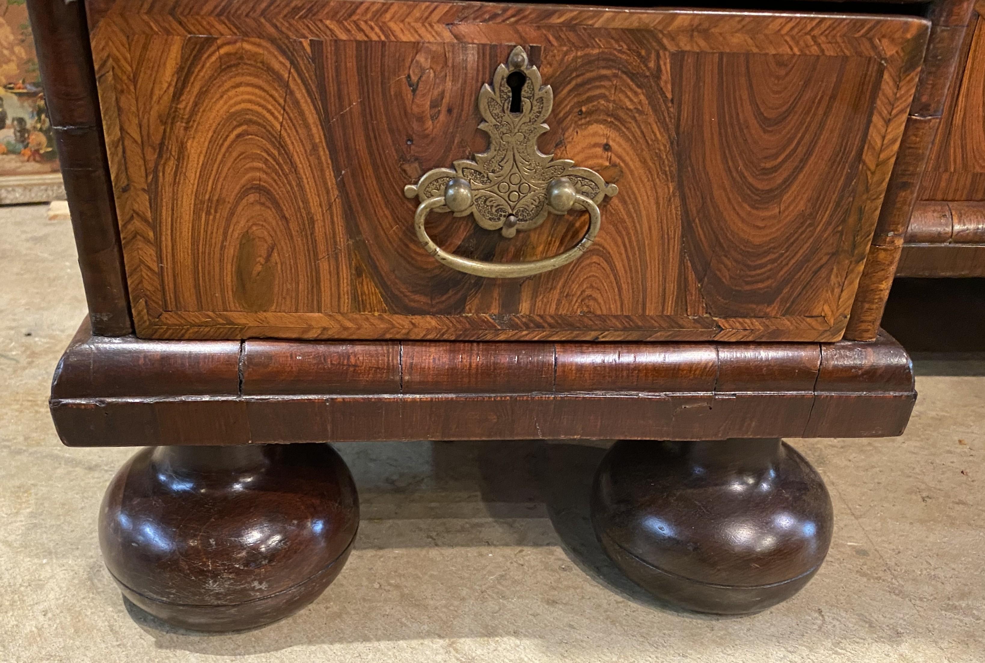 William & Mary Bureau à genouillère en placage d'huître à la manière de Thomas Pistor en vente 5