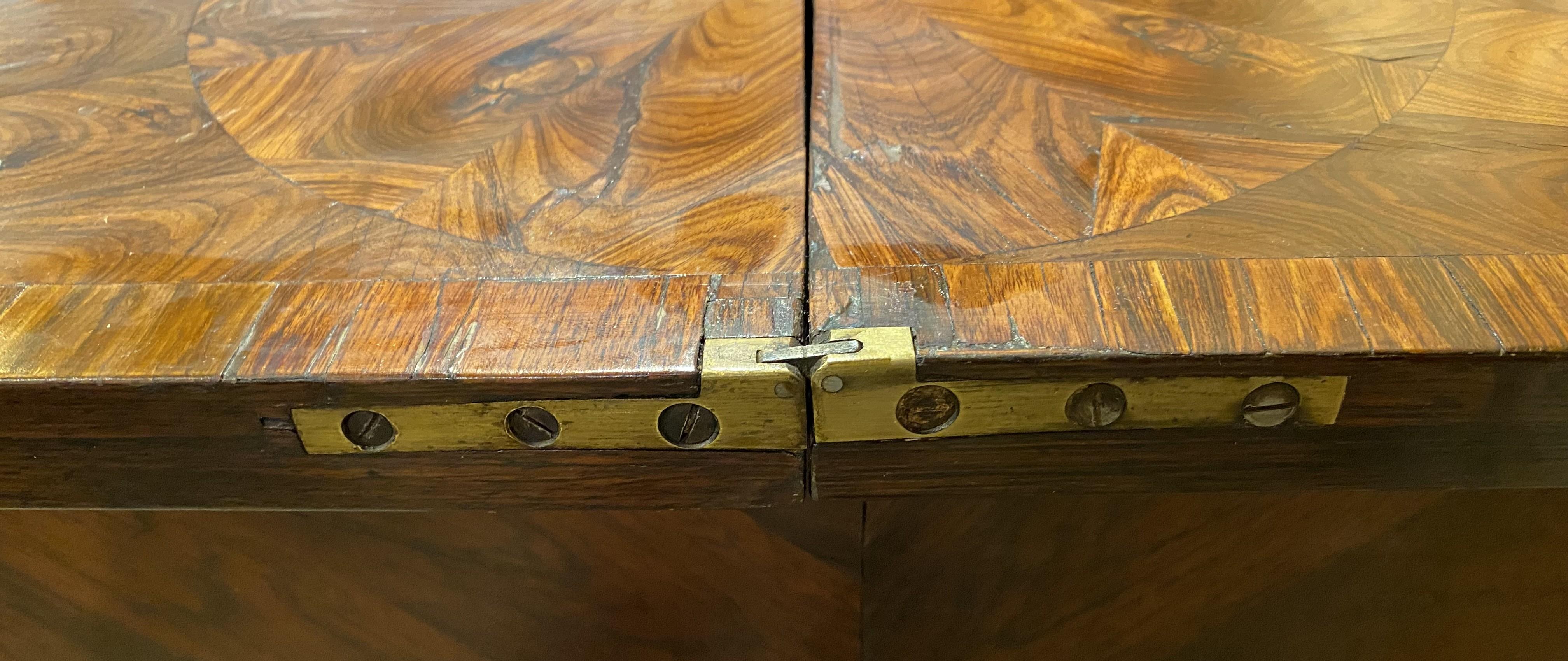 William & Mary Bureau à genouillère en placage d'huître à la manière de Thomas Pistor en vente 6