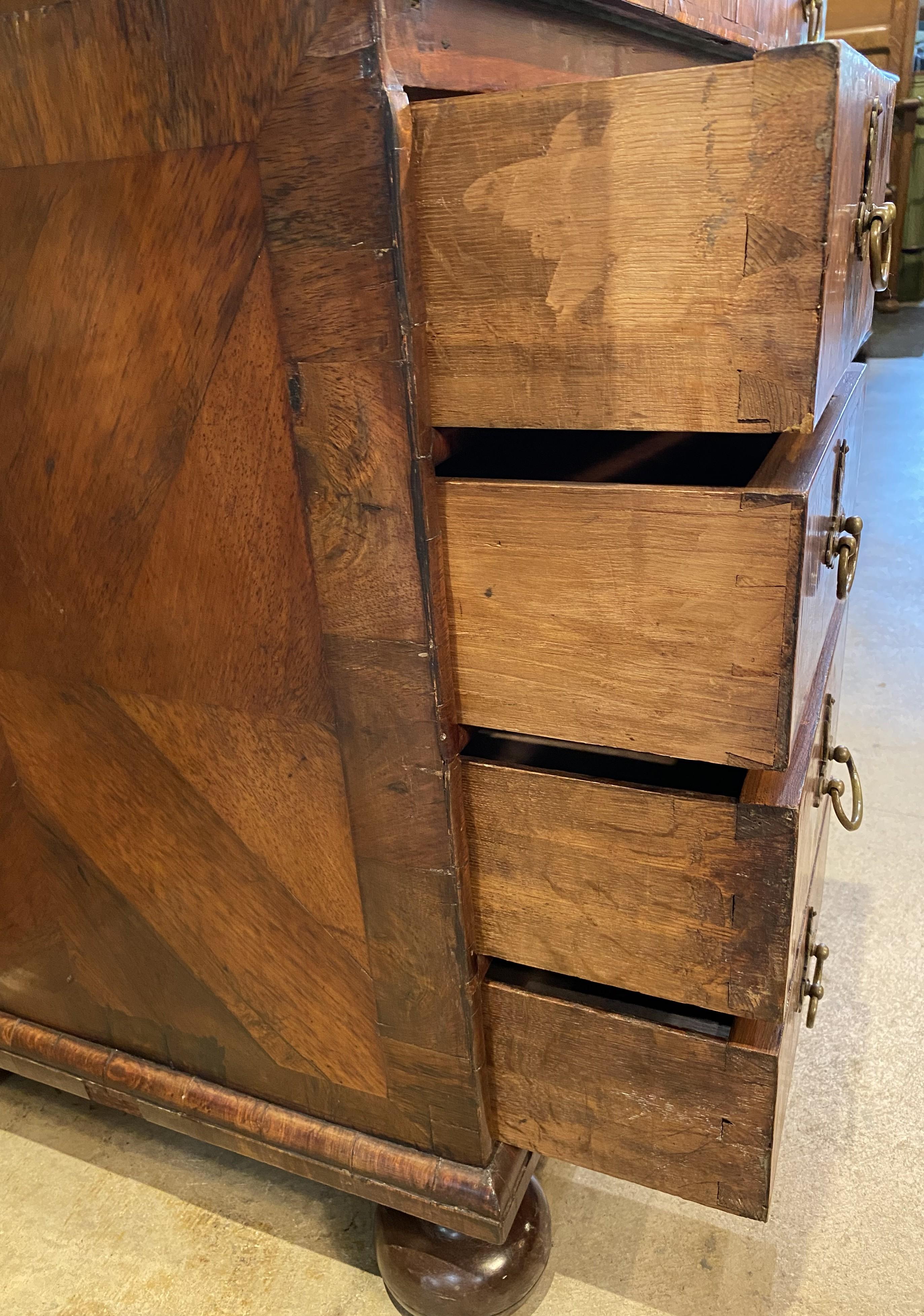William & Mary Bureau à genouillère en placage d'huître à la manière de Thomas Pistor en vente 9