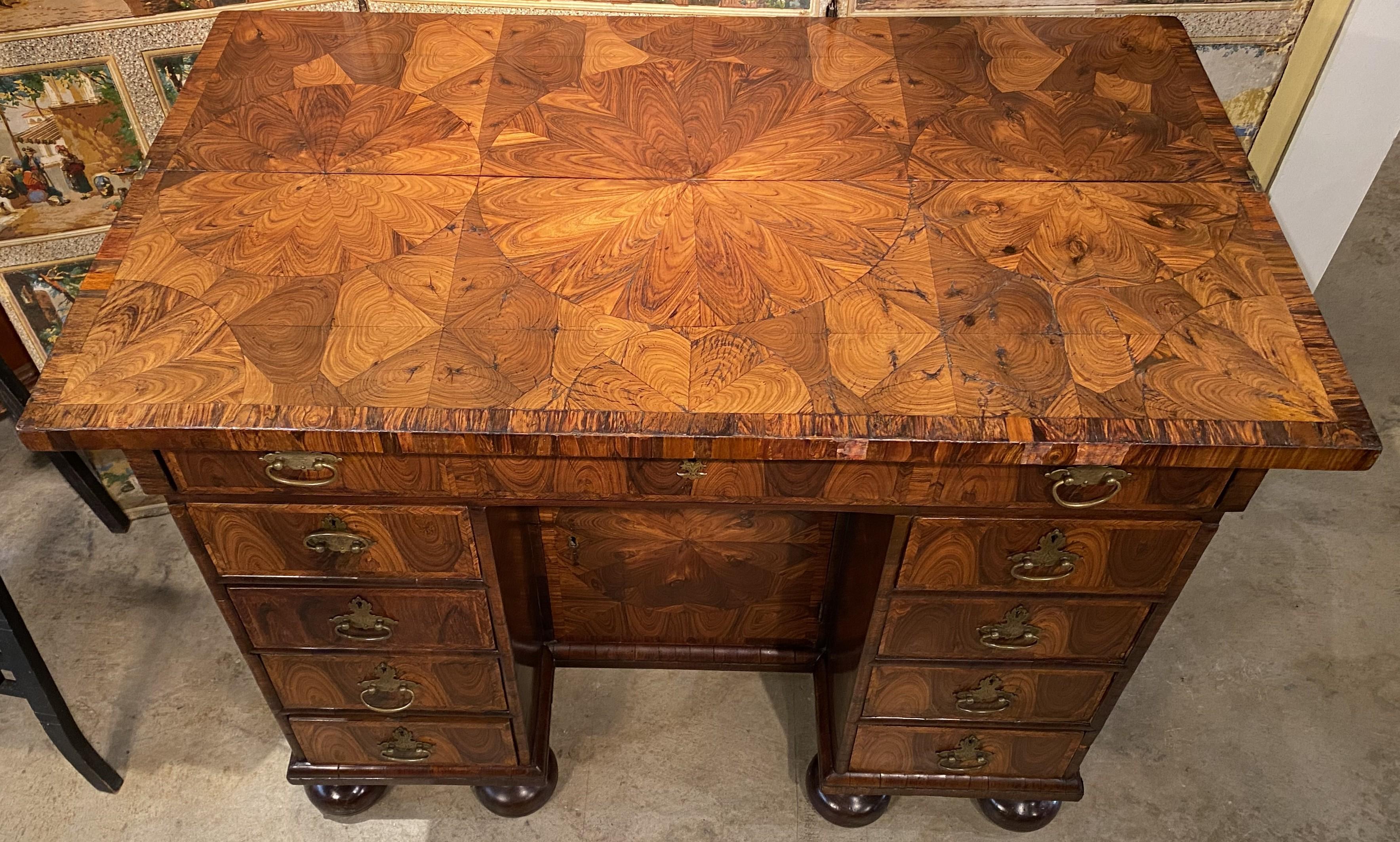 William and Mary William & Mary Bureau à genouillère en placage d'huître à la manière de Thomas Pistor en vente