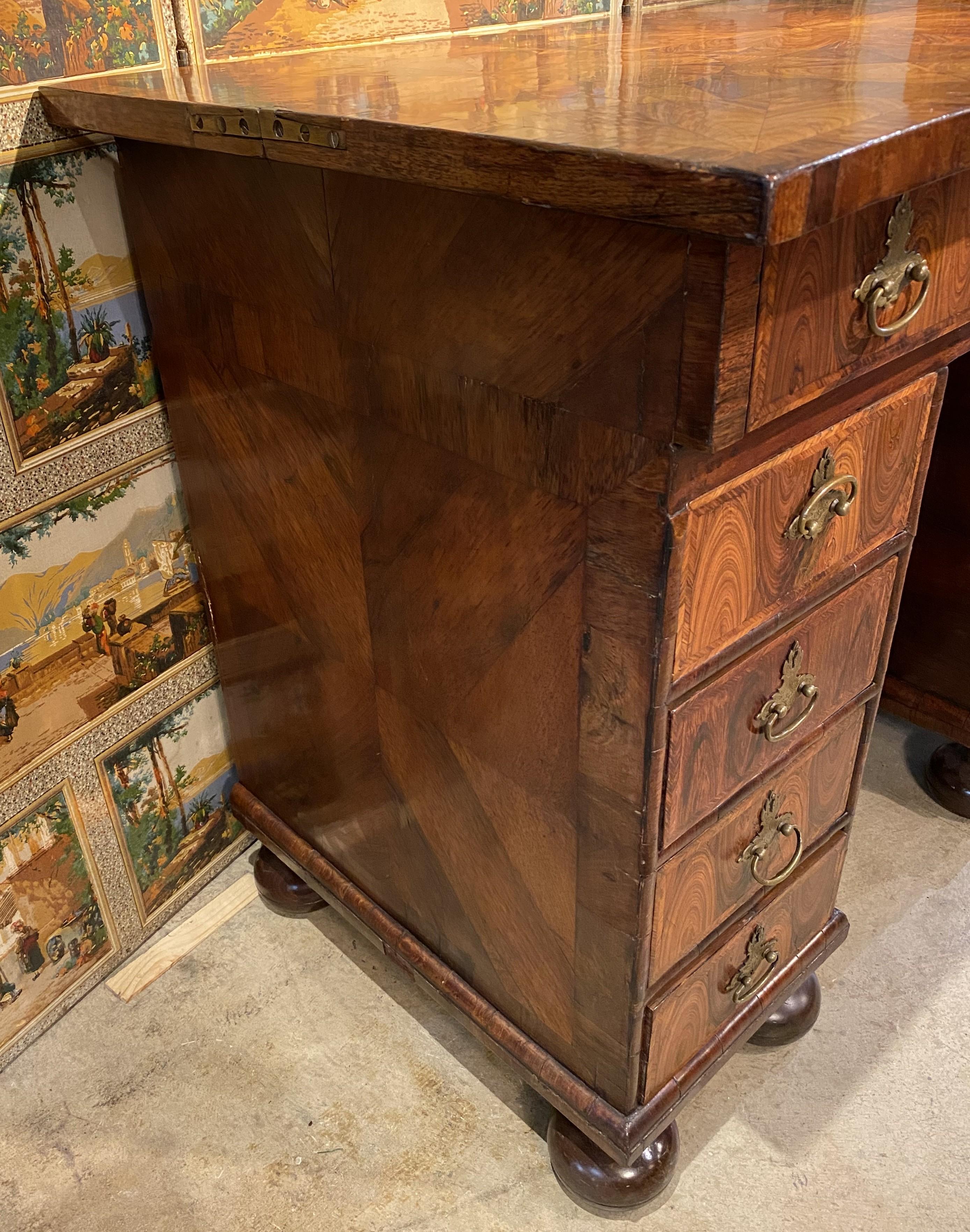 Anglais William & Mary Bureau à genouillère en placage d'huître à la manière de Thomas Pistor en vente