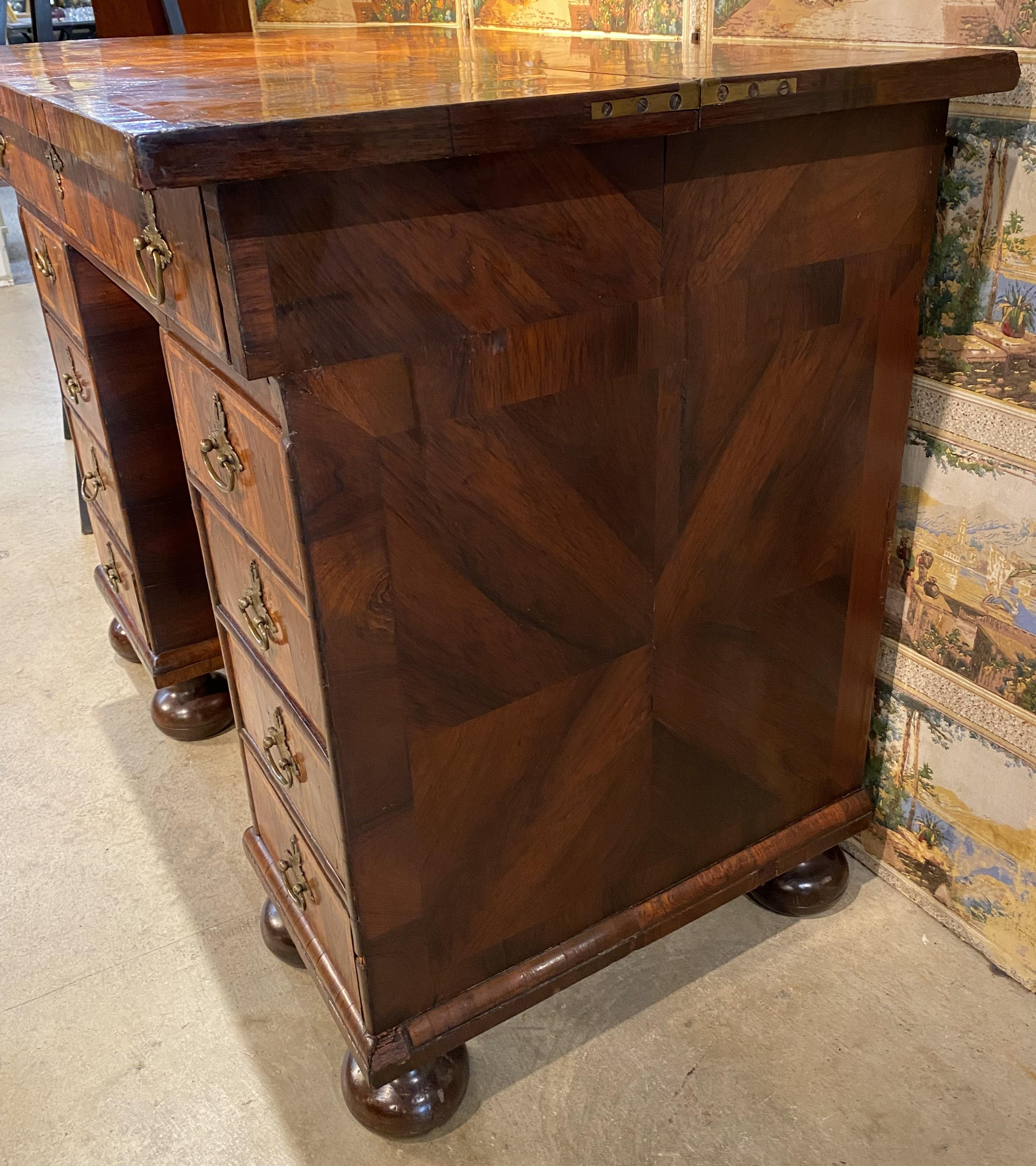 Sculpté à la main William & Mary Bureau à genouillère en placage d'huître à la manière de Thomas Pistor en vente