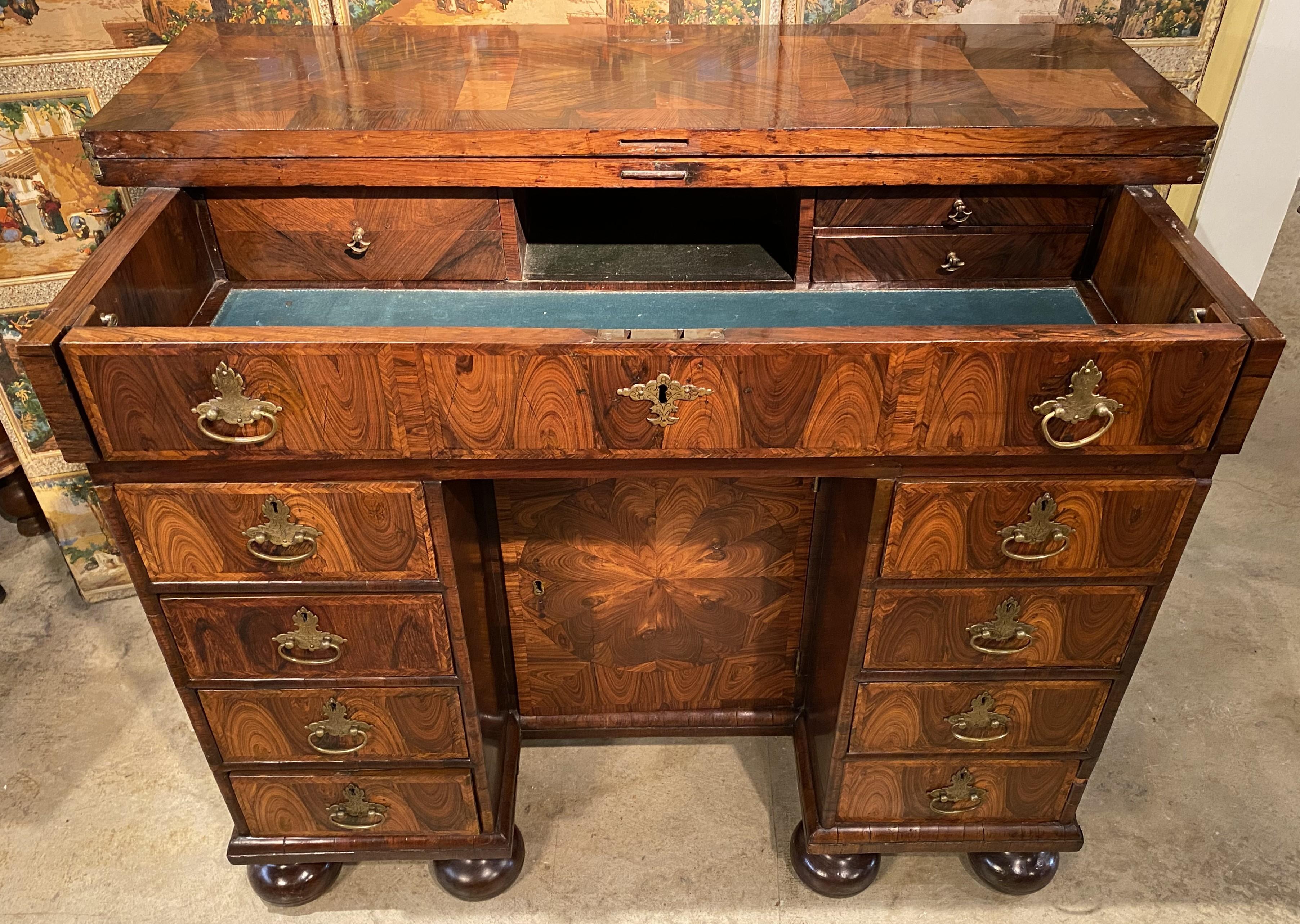 17ème siècle William & Mary Bureau à genouillère en placage d'huître à la manière de Thomas Pistor en vente