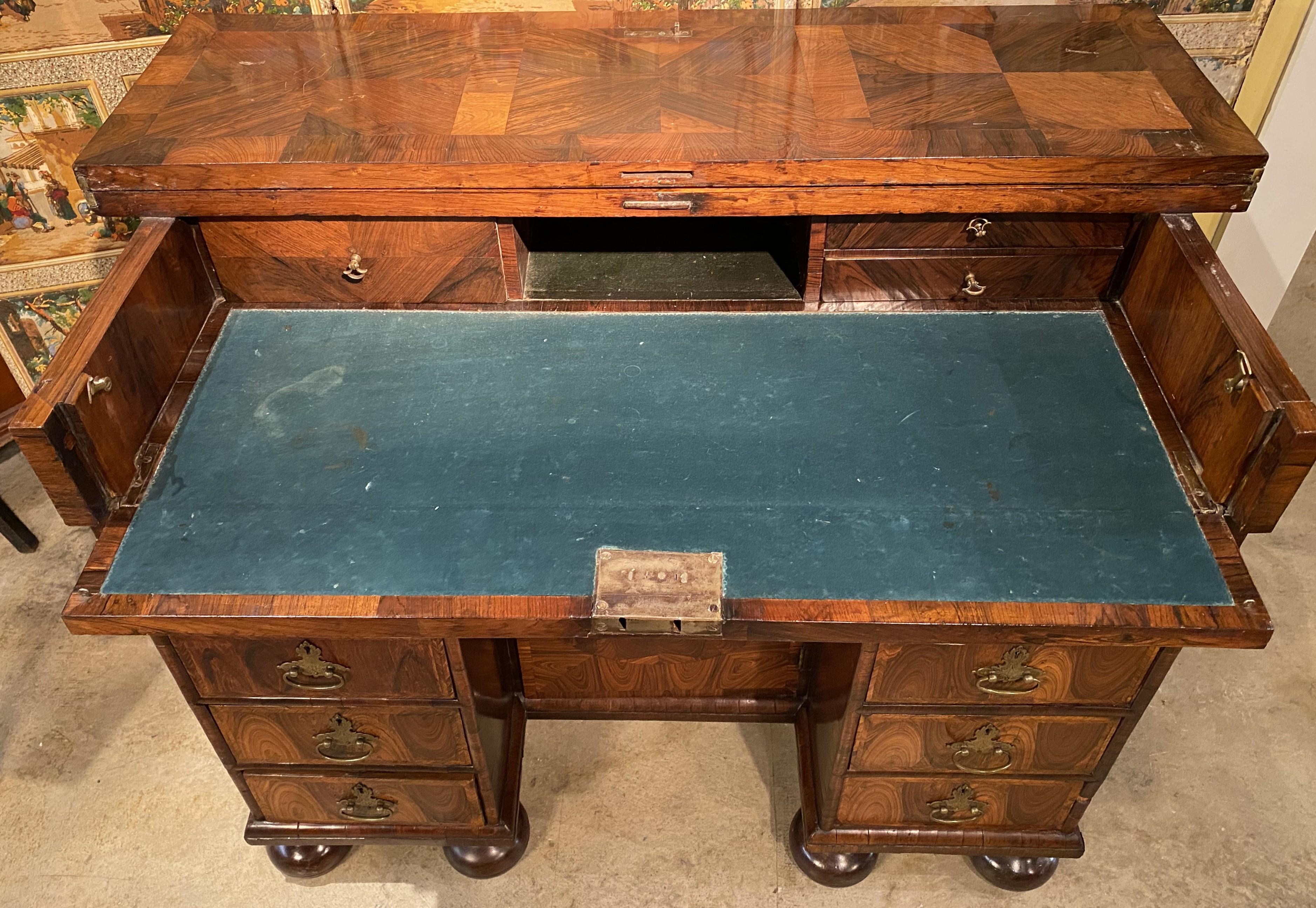 Laiton William & Mary Bureau à genouillère en placage d'huître à la manière de Thomas Pistor en vente