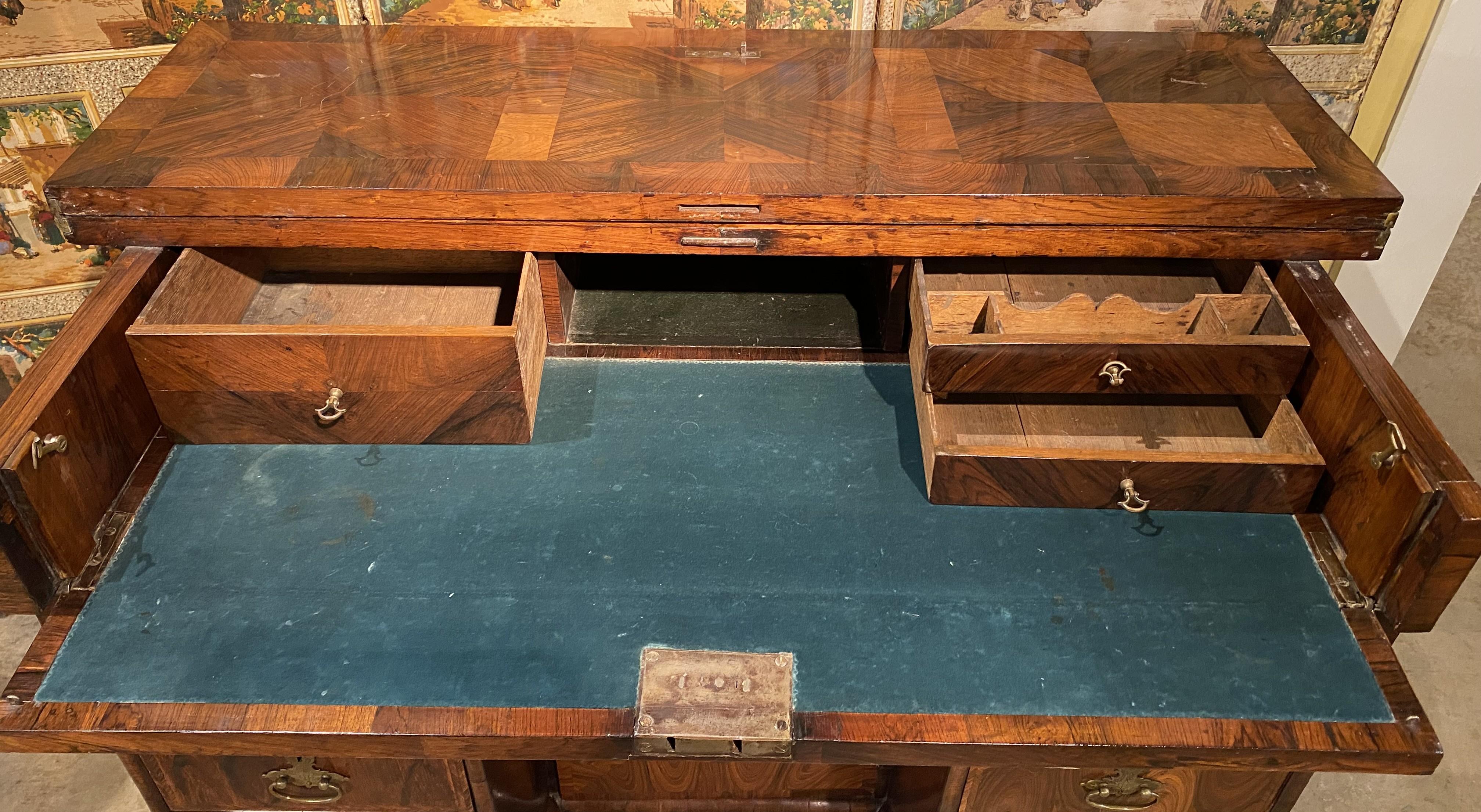 William & Mary Bureau à genouillère en placage d'huître à la manière de Thomas Pistor en vente 1