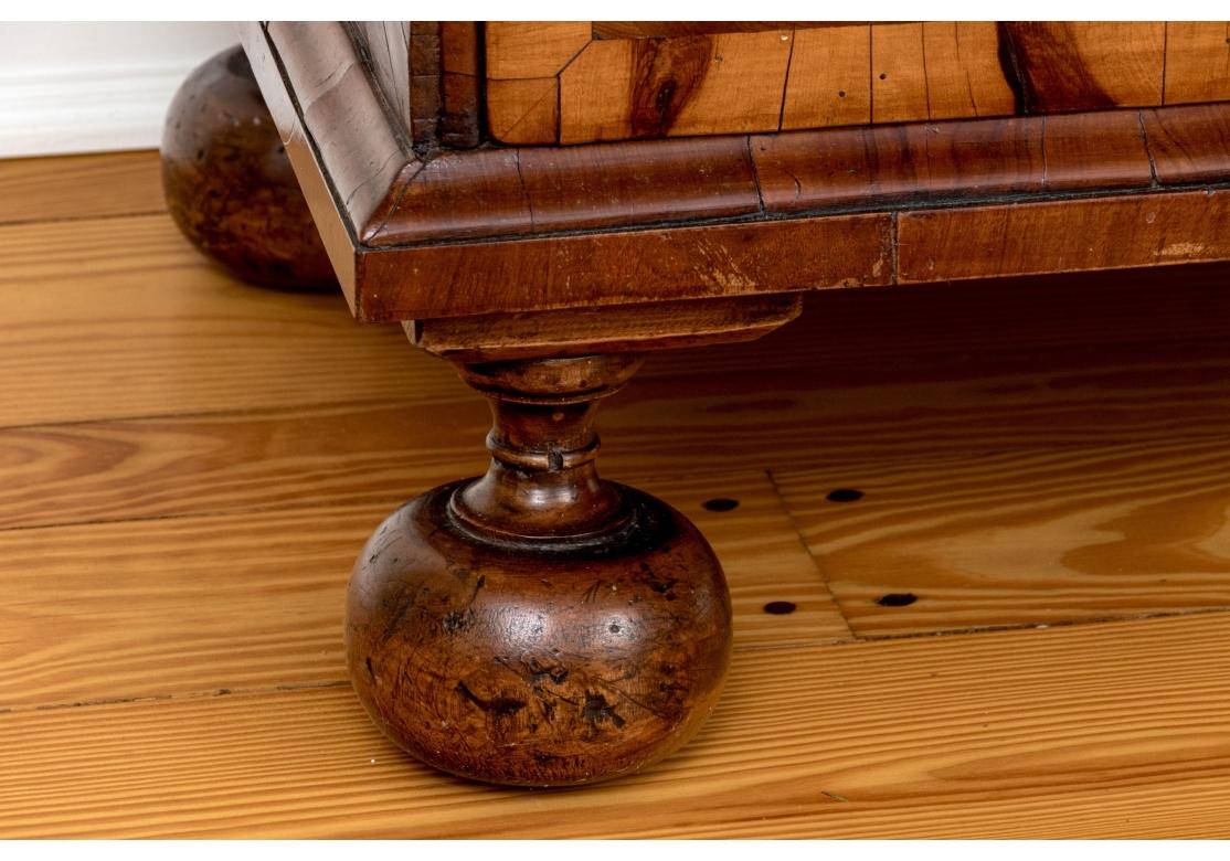 English William & Mary Oyster Veneered Walnut Chest Of Drawers - Circa 1680-1710 For Sale