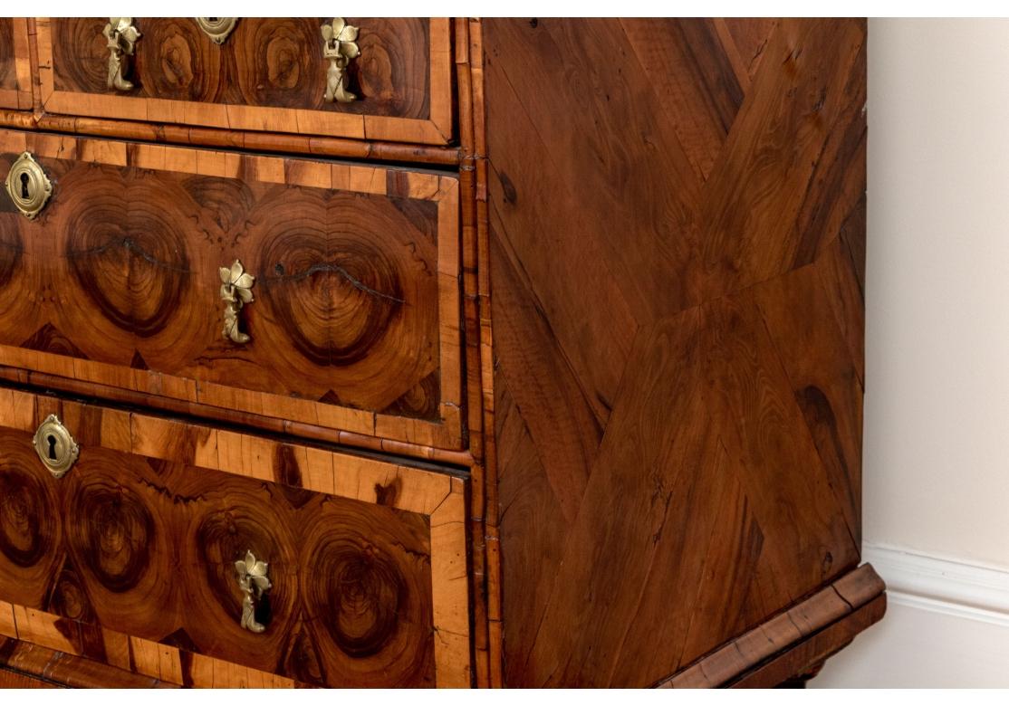 William & Mary Oyster Veneered Walnut Chest Of Drawers - Circa 1680-1710 In Distressed Condition For Sale In Bridgeport, CT