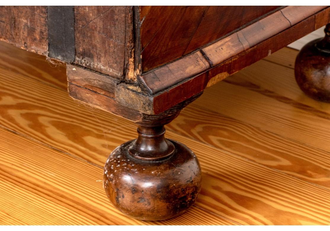 William & Mary Oyster Veneered Walnut Chest Of Drawers - Circa 1680-1710 For Sale 1