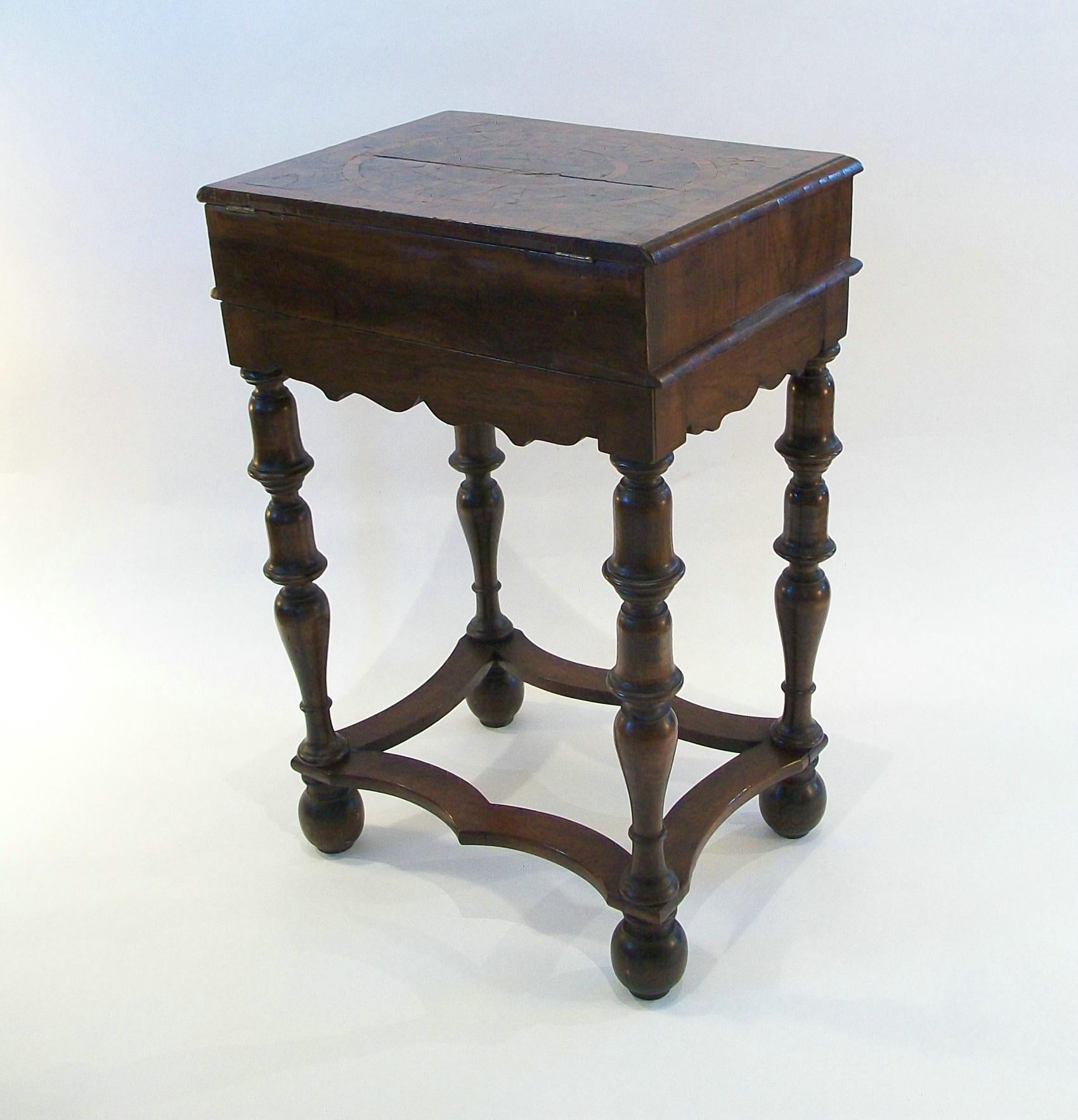 William & Mary Oyster Veneered Walnut Glove Box on Stand - U.K. - Circa 1690 For Sale 3