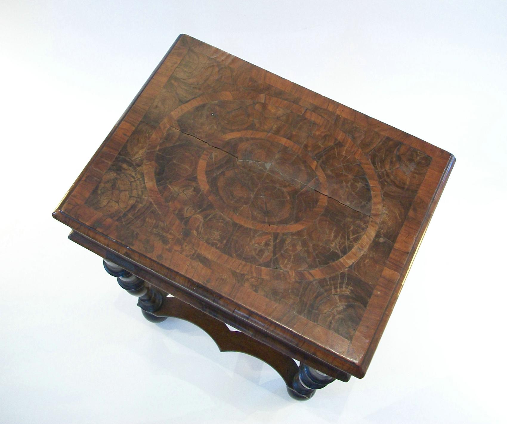 William & Mary Oyster Veneered Walnut Glove Box on Stand - U.K. - Circa 1690 For Sale 5