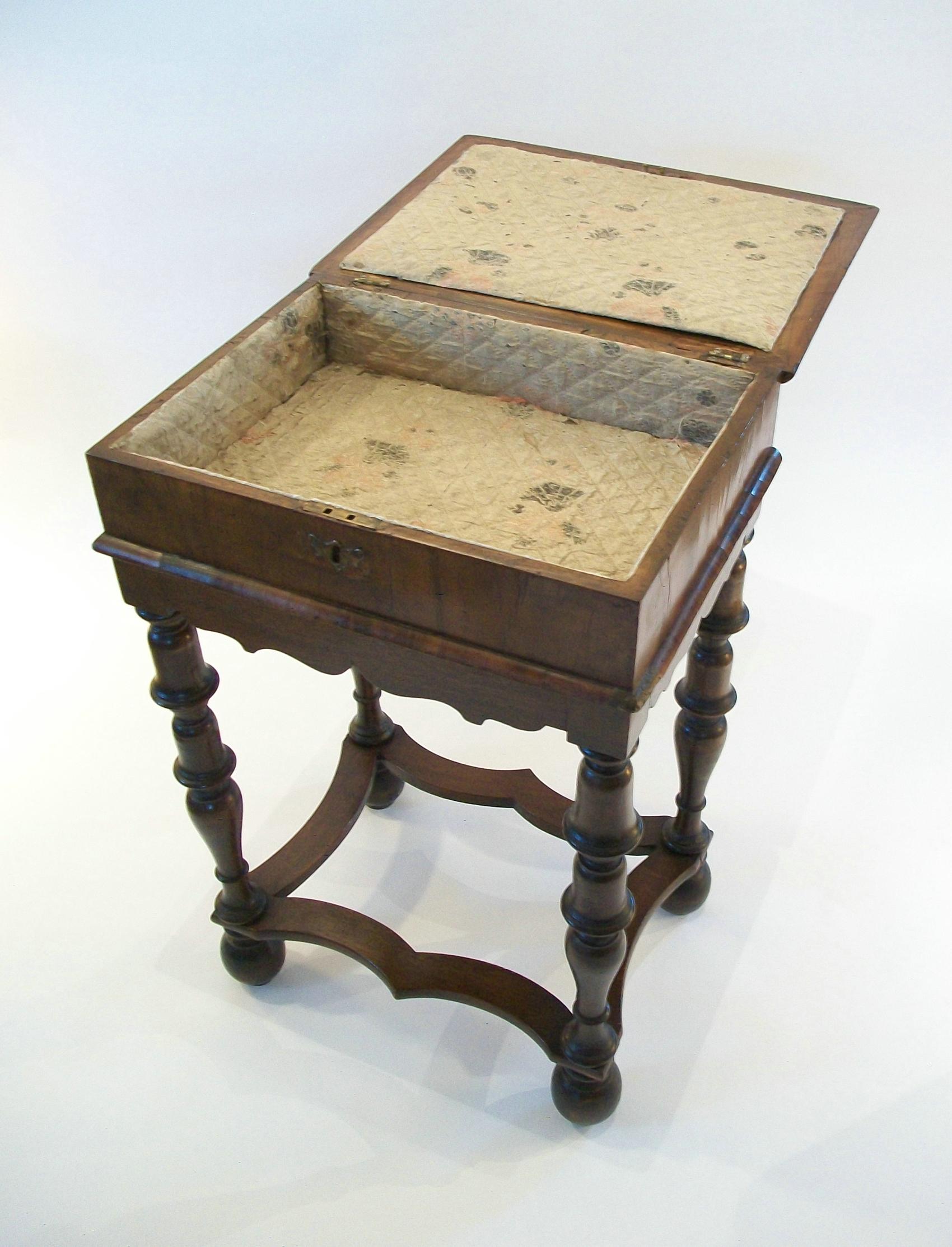 William & Mary Oyster Veneered Walnut Glove Box on Stand - U.K. - Circa 1690 For Sale 6