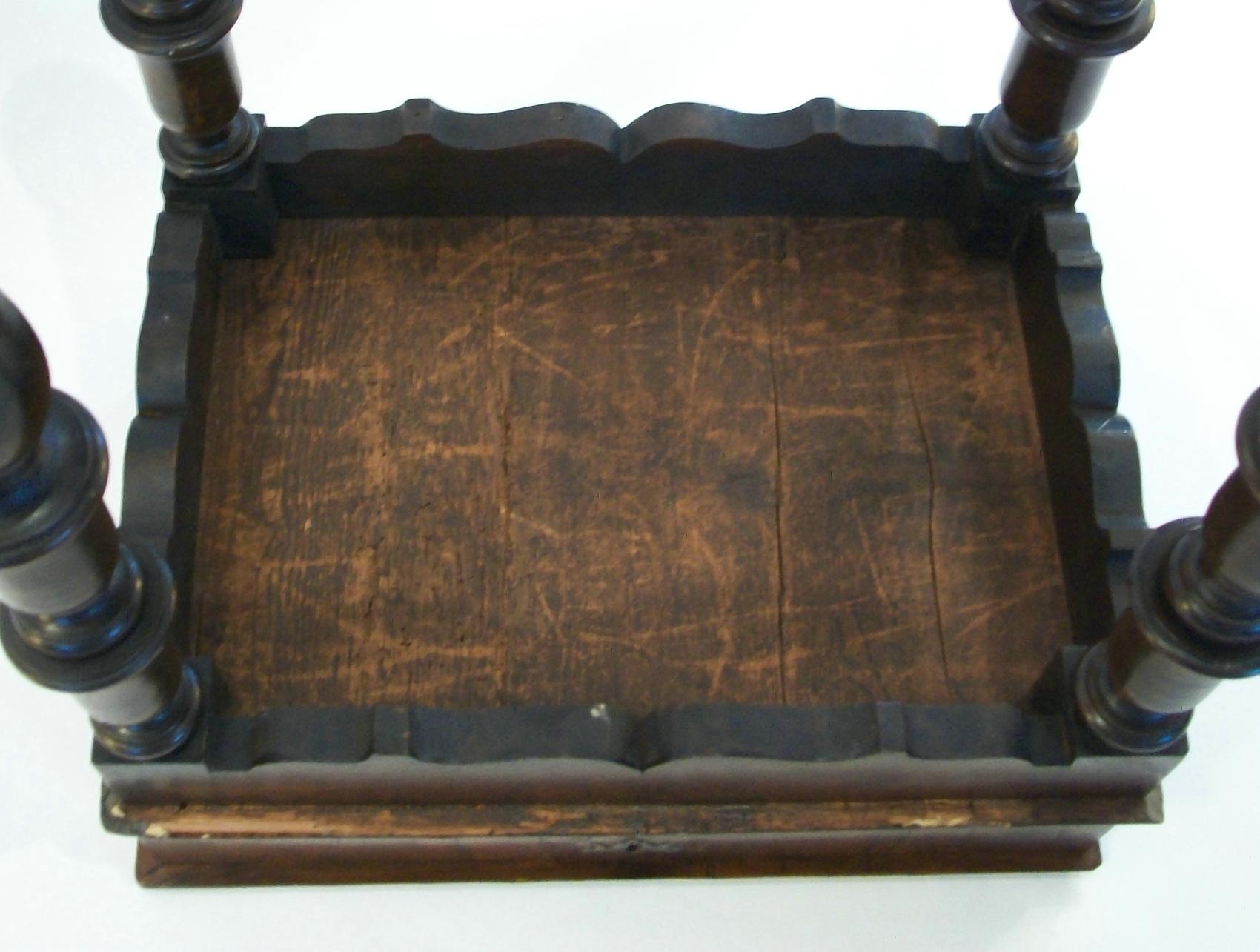William & Mary Oyster Veneered Walnut Glove Box on Stand - U.K. - Circa 1690 For Sale 8