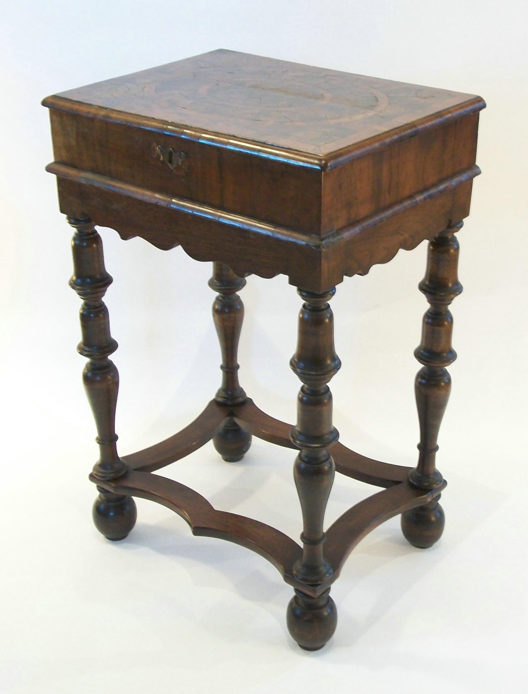 William & Mary Oyster Veneered Walnut Glove Box on Stand - U.K. - Circa 1690 In Good Condition For Sale In Chatham, ON