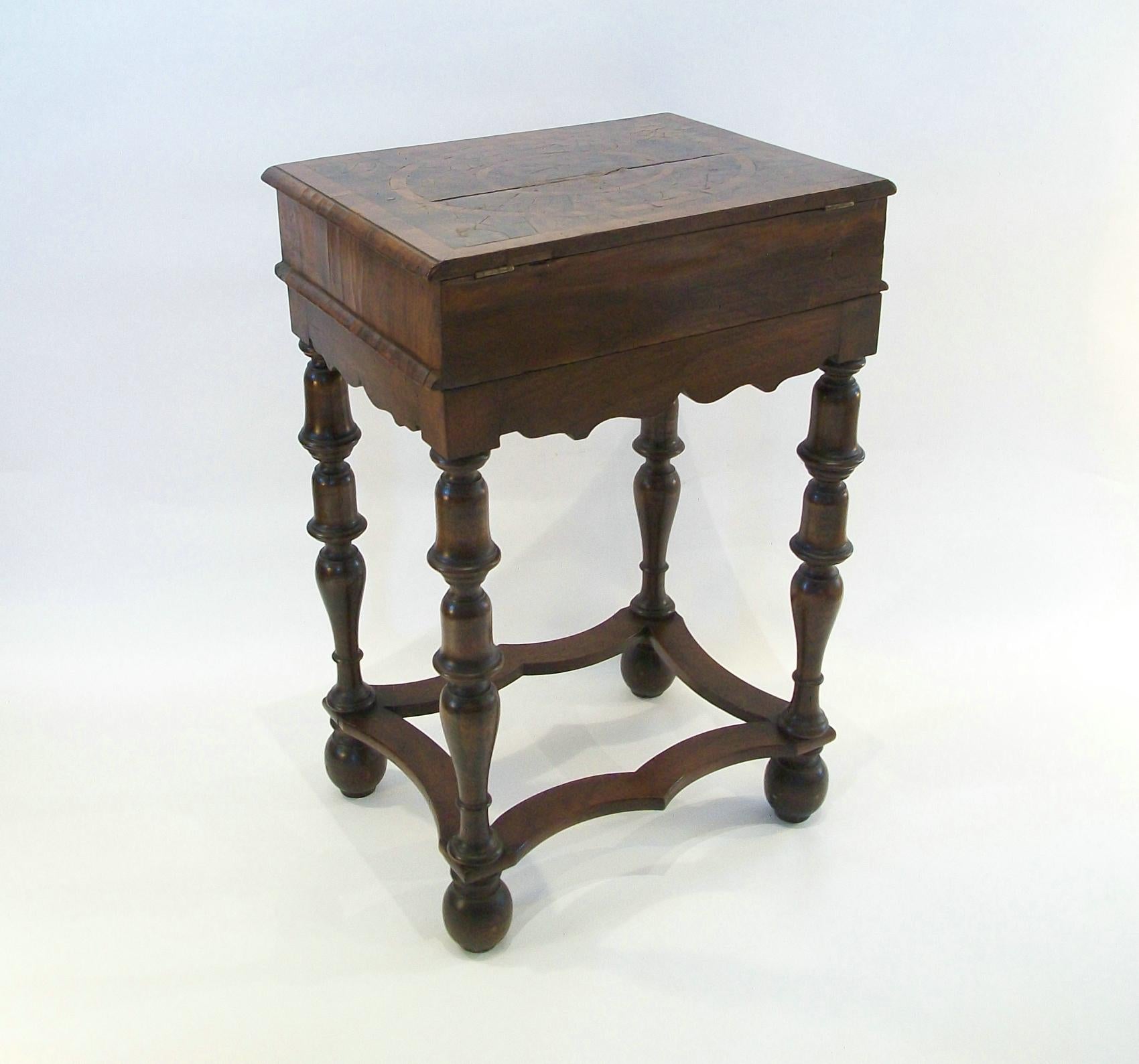 William & Mary Oyster Veneered Walnut Glove Box on Stand - U.K. - Circa 1690 For Sale 1