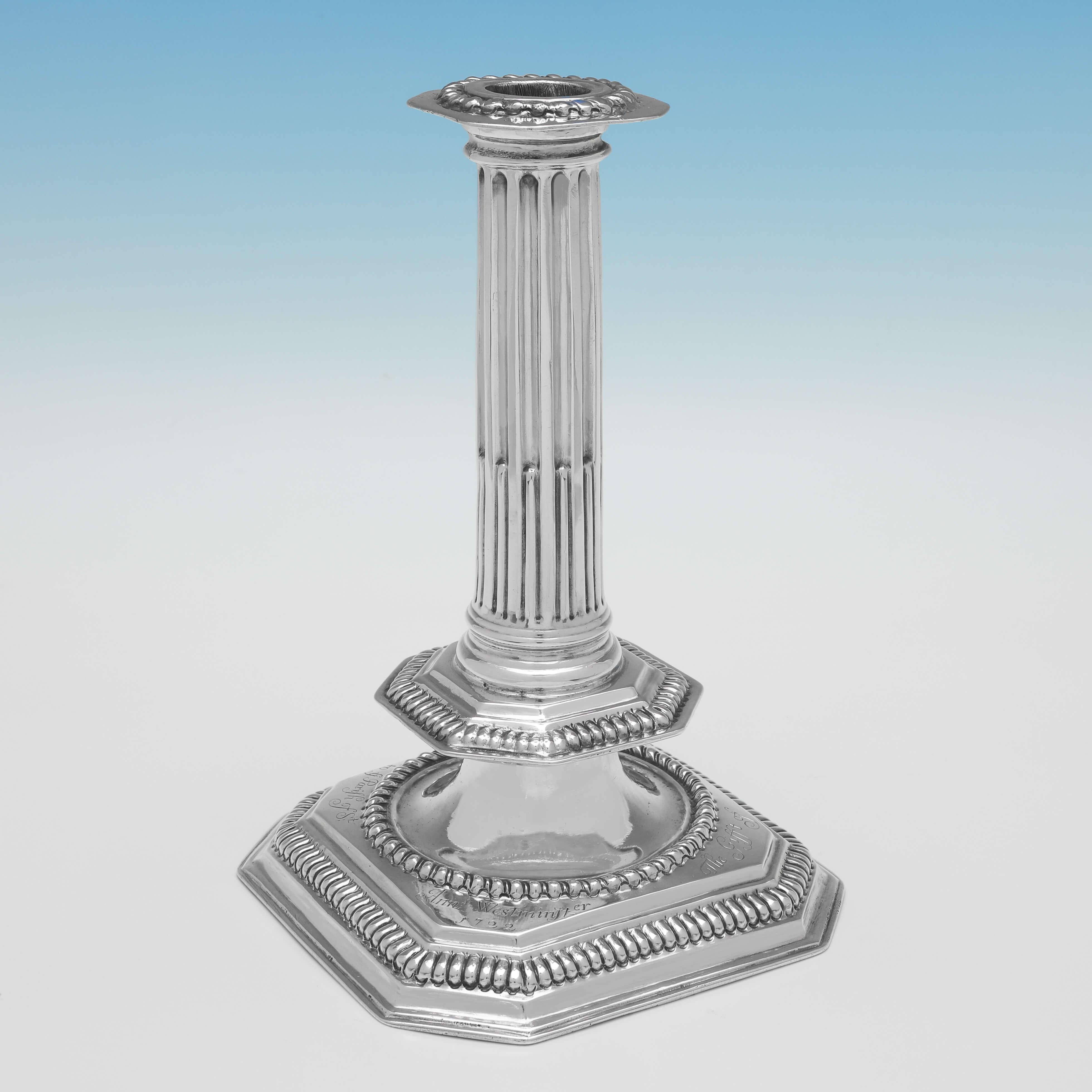 Dieses hübsche Paar antiker Sterlingsilber-Kerzenhalter aus der William & Mary-Periode wurde 1693 in London von Thomas Allen gepunzt und hat die traditionelle Form. Jeder Kerzenhalter ist 21 cm (8,25