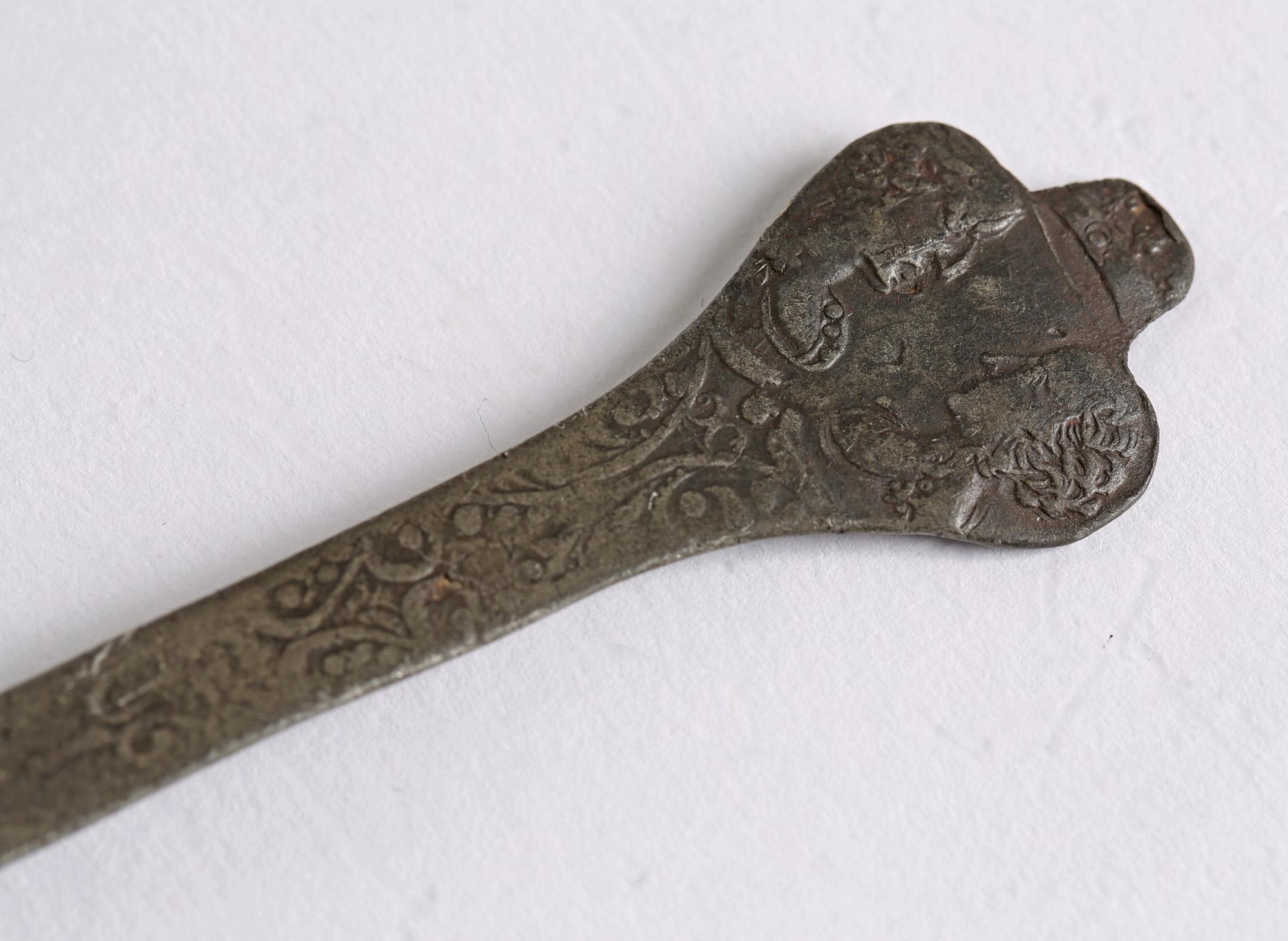 Very rare William and Mary pewter trefid spoon the handle molded in relief with portraits and dating from around 1690. The spoon has an elongated rounded bowl with a molded ribbed connection to the handle to the base and has a long flat handle
