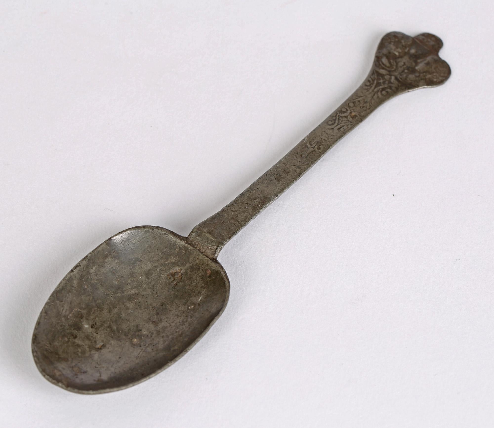 English William & Mary Rare Pewter Trefid Spoon with Portraits, Circa 1690 For Sale