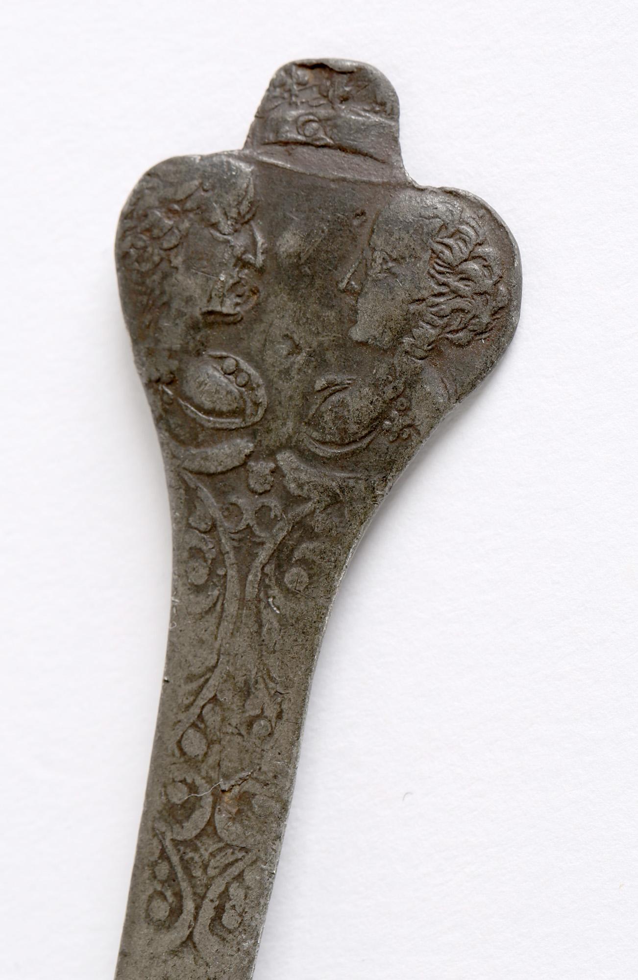 Hand-Crafted William & Mary Rare Pewter Trefid Spoon with Portraits, Circa 1690 For Sale