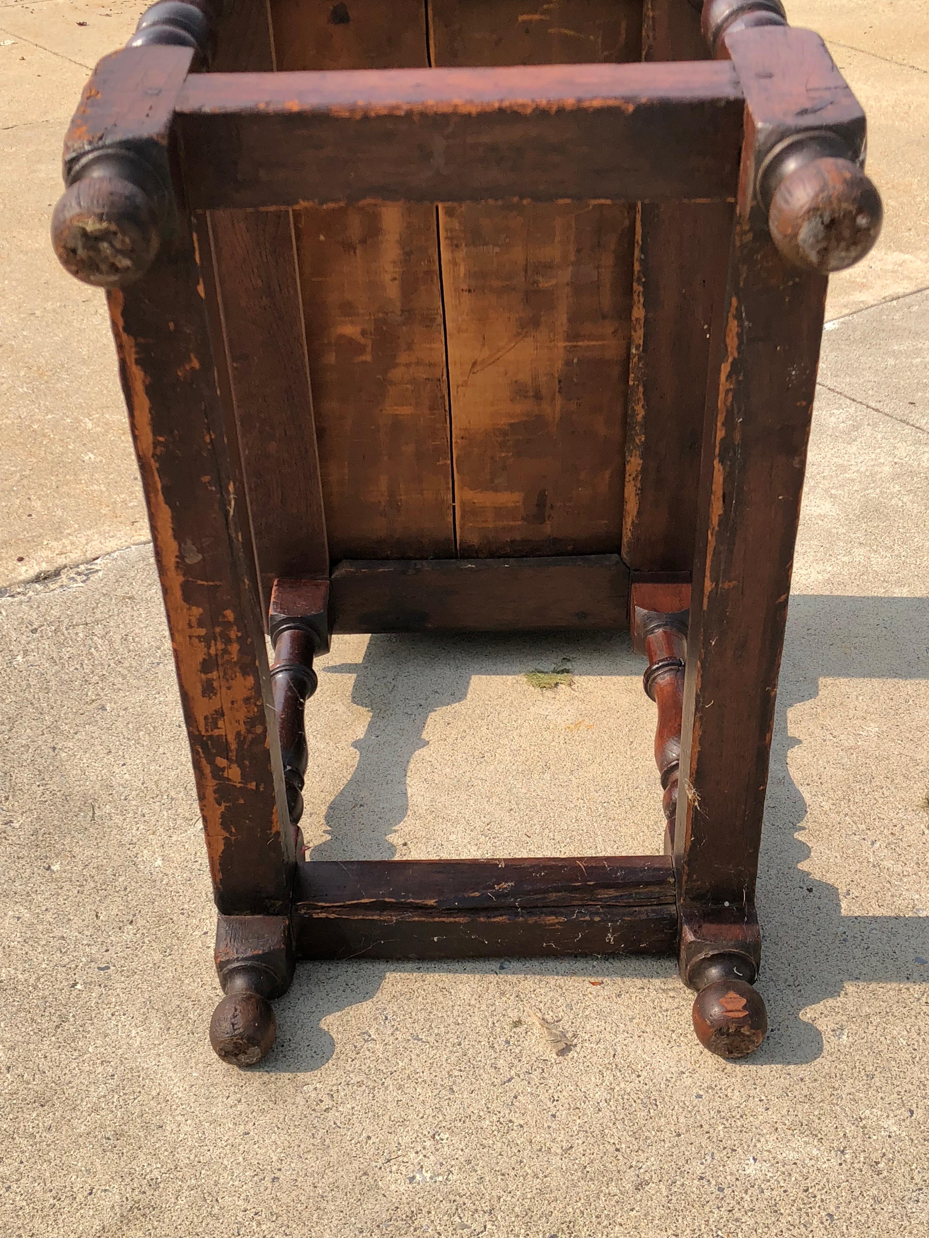 Walnut William & Mary Ring and Vase Turned Stretcher Base Dressing Table Philadelphia For Sale