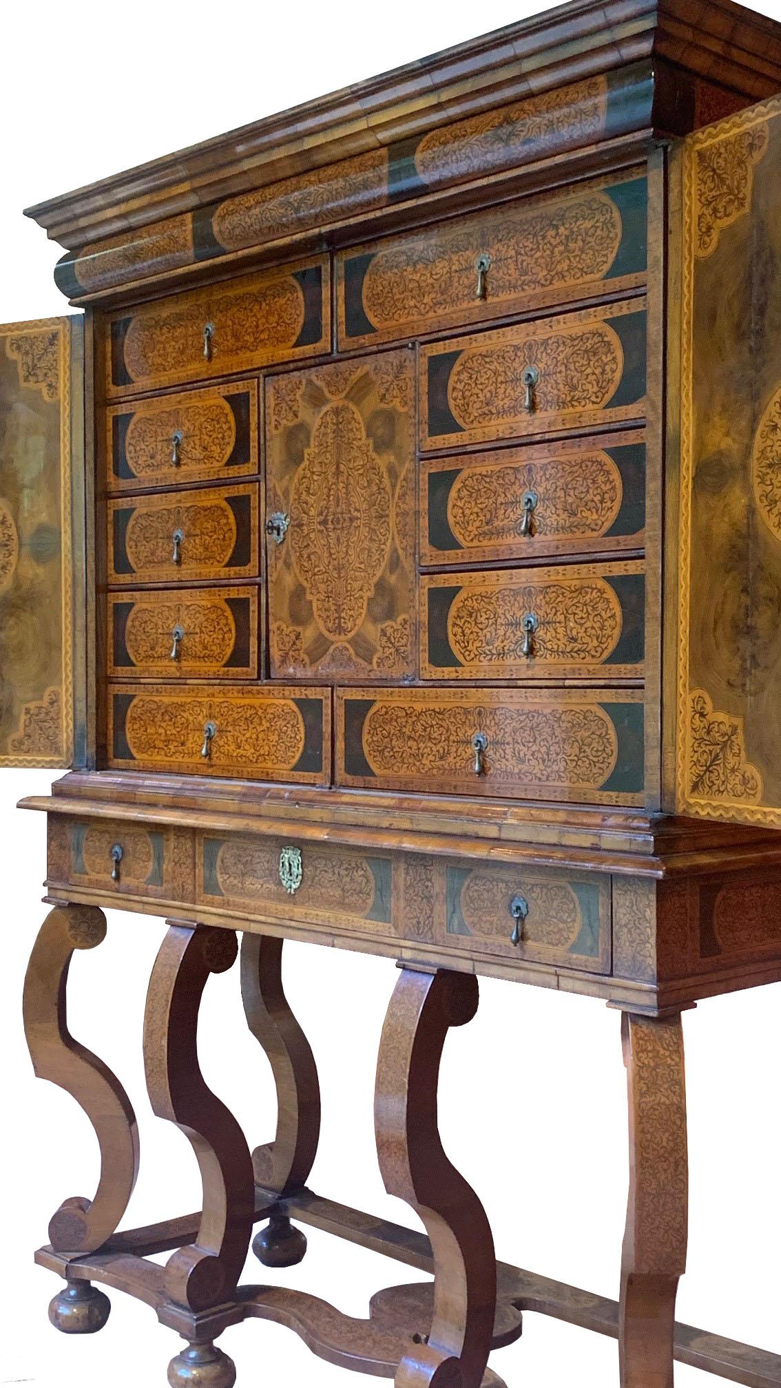 Questo straordinario mobile su cavalletto, attribuito al famoso ebanista inglese Gerrit Jensen (attivo dal 1667 al 1715), è un capolavoro del periodo barocco. Rappresenta l'artigianato di lusso della fine del XVII e dell'inizio del XVIII secolo,