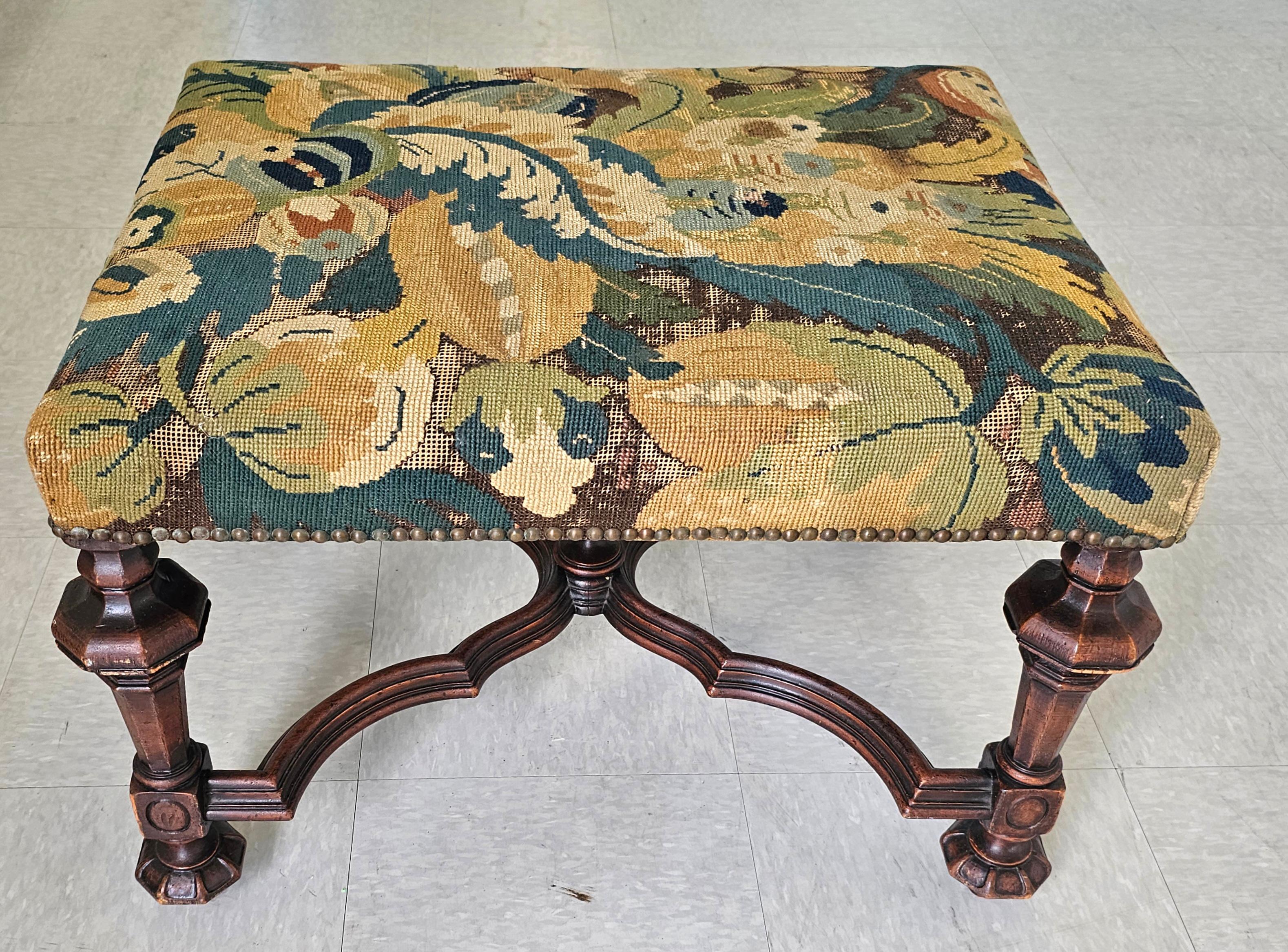 Américain William & Mary Style Wood Upholstering, banc en bois sculpté et pointes d'aiguille avec garnitures à clous en vente