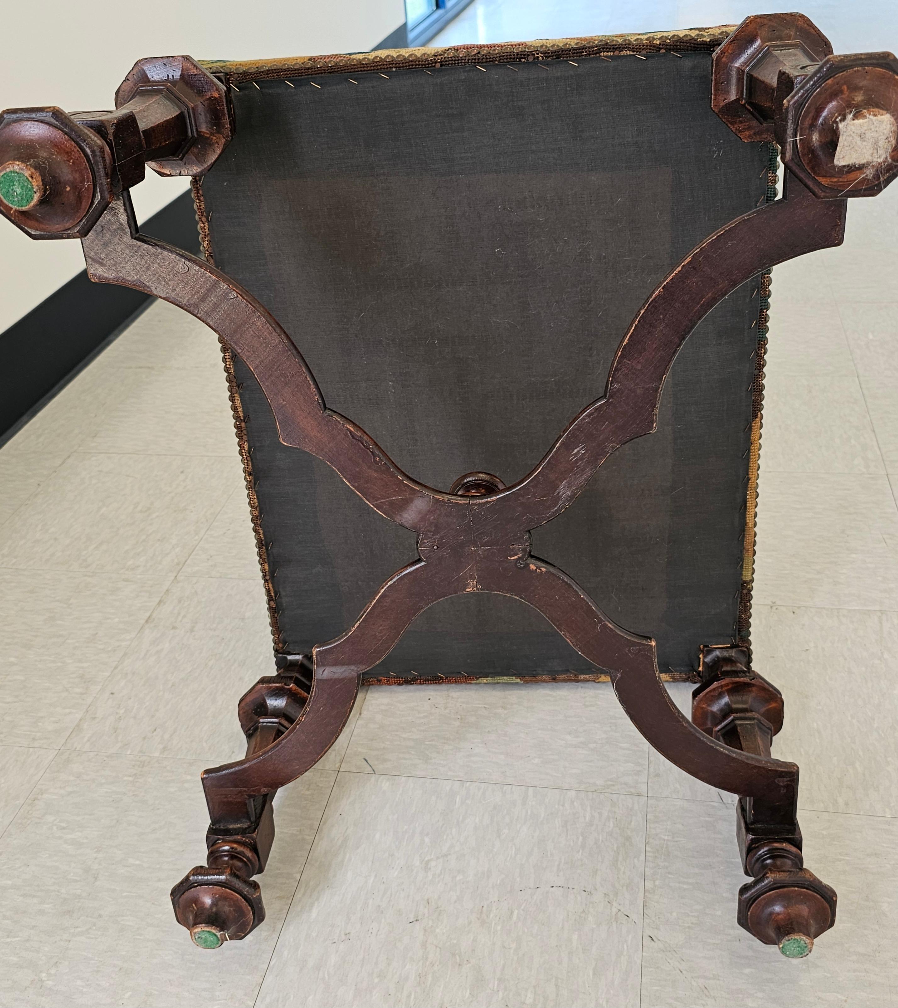 XIXe siècle William & Mary Style Wood Upholstering, banc en bois sculpté et pointes d'aiguille avec garnitures à clous en vente