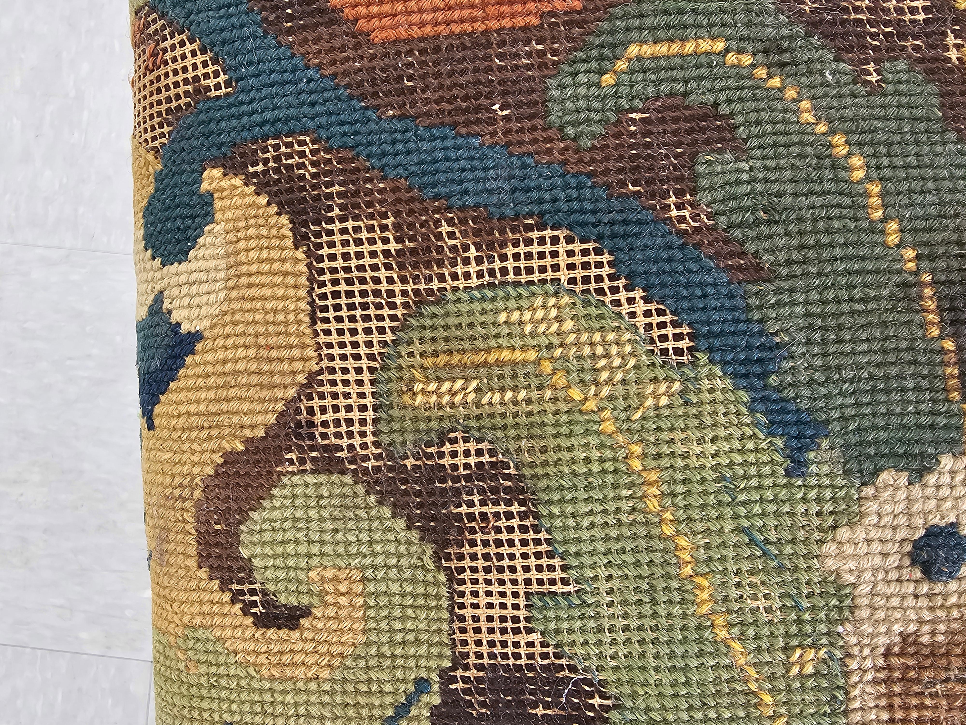Tissu d'ameublement William & Mary Style Wood Upholstering, banc en bois sculpté et pointes d'aiguille avec garnitures à clous en vente