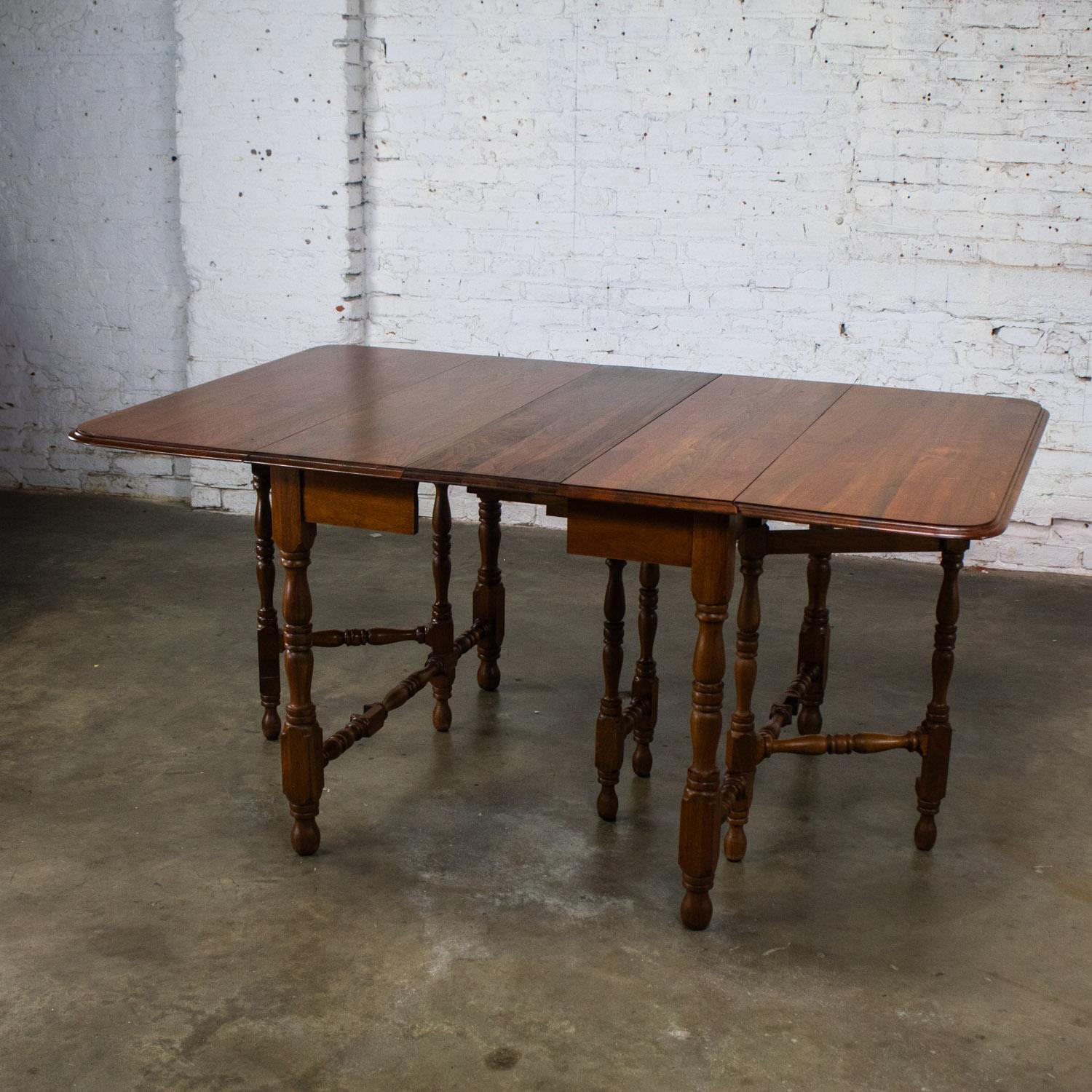 William Mary Style Dining Table Walnut Drop Leaf Expanding Gateleg by Abernathy In Good Condition For Sale In Topeka, KS