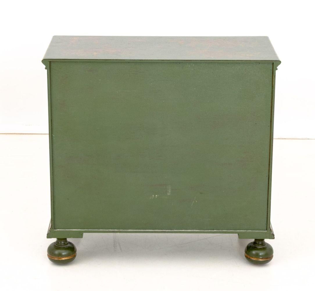 William & Mary Style Green Chest of Drawers In Good Condition For Sale In Astoria, NY