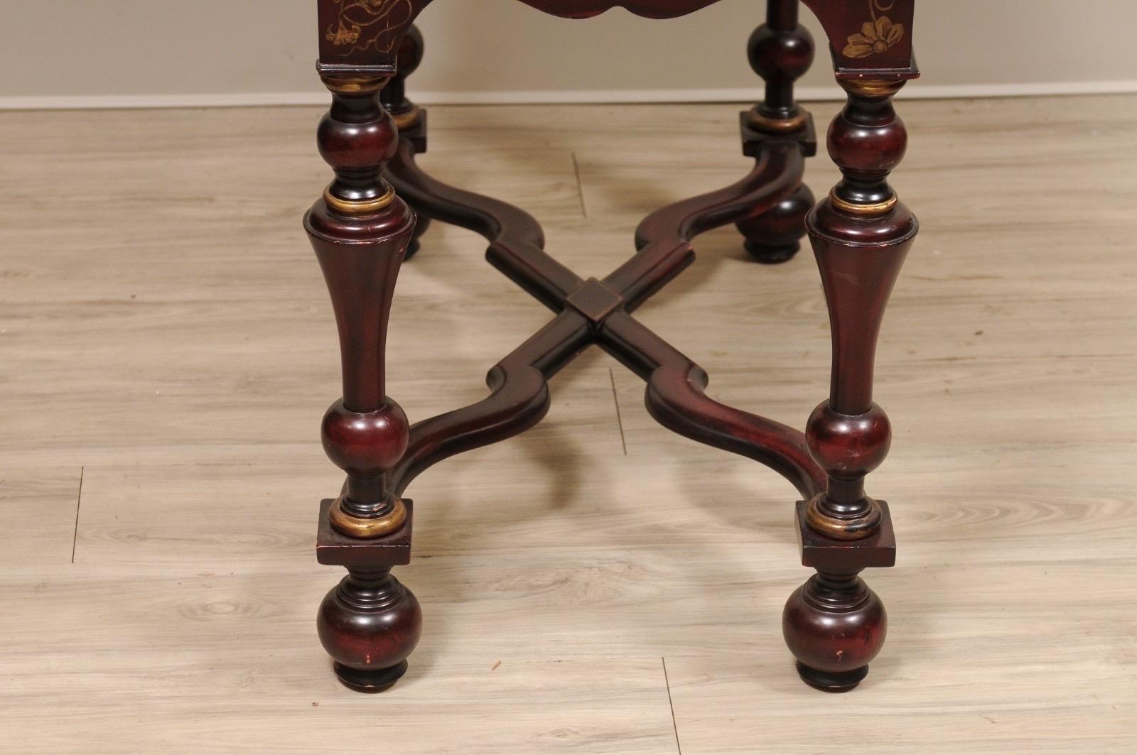 Niedriger Kommodentisch im William & Mary-Stil in Burgunderrot, bemalt, Chinoiserie-Thema (Handbemalt) im Angebot