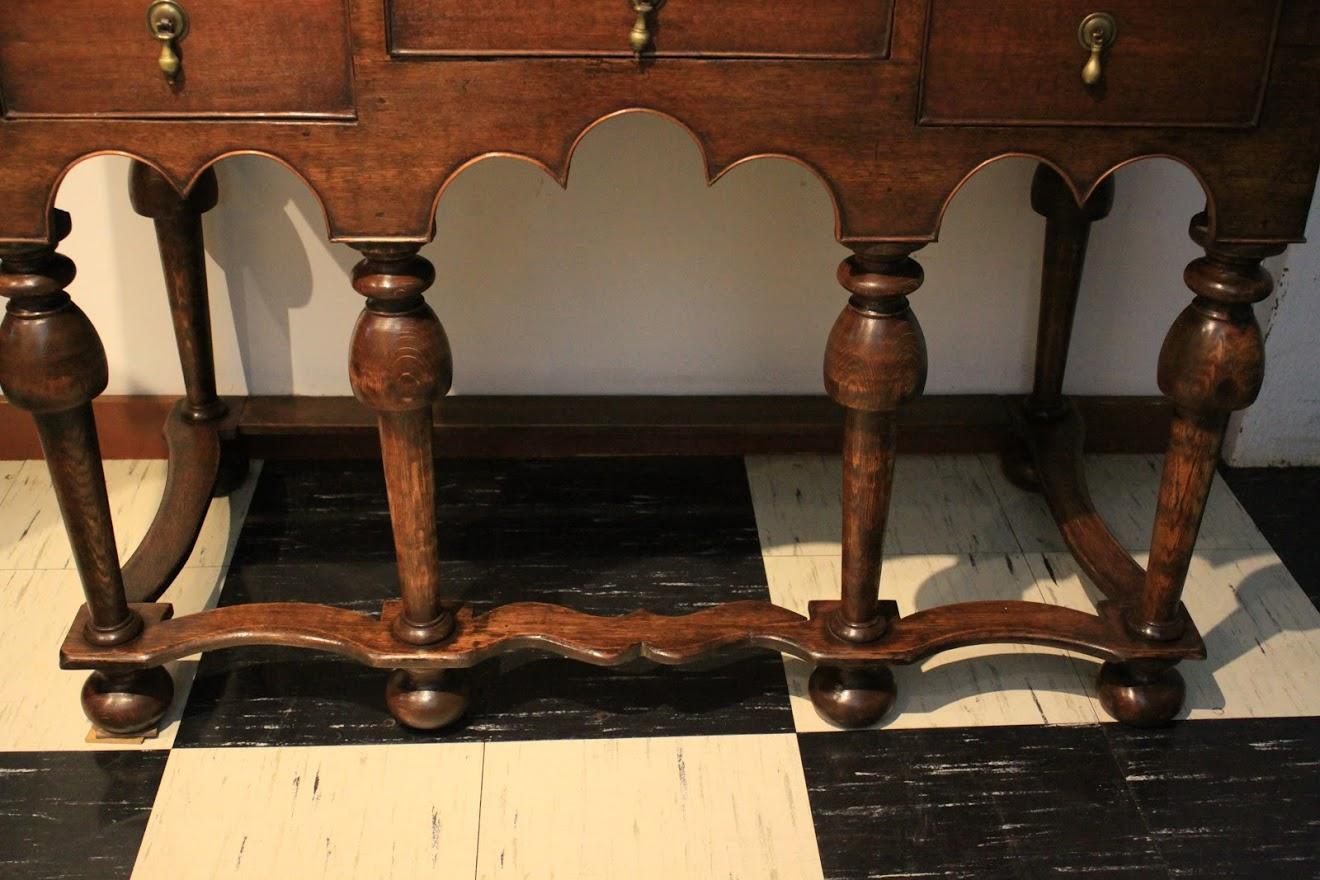 William & Mary Style Oak Table In Excellent Condition In Woodbury, CT