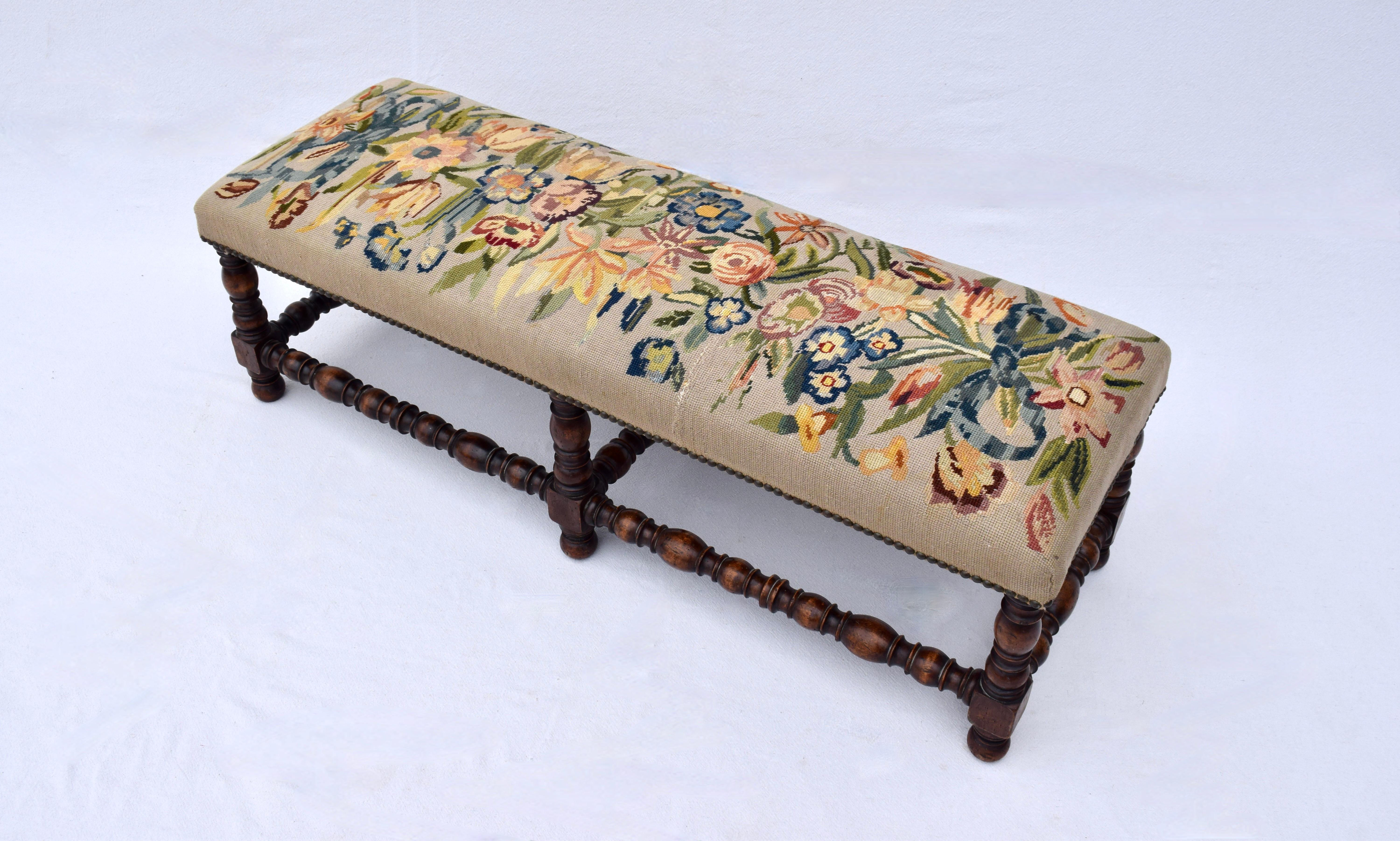 William & Mary Style Turned Antique Bench In Good Condition In Southampton, NJ