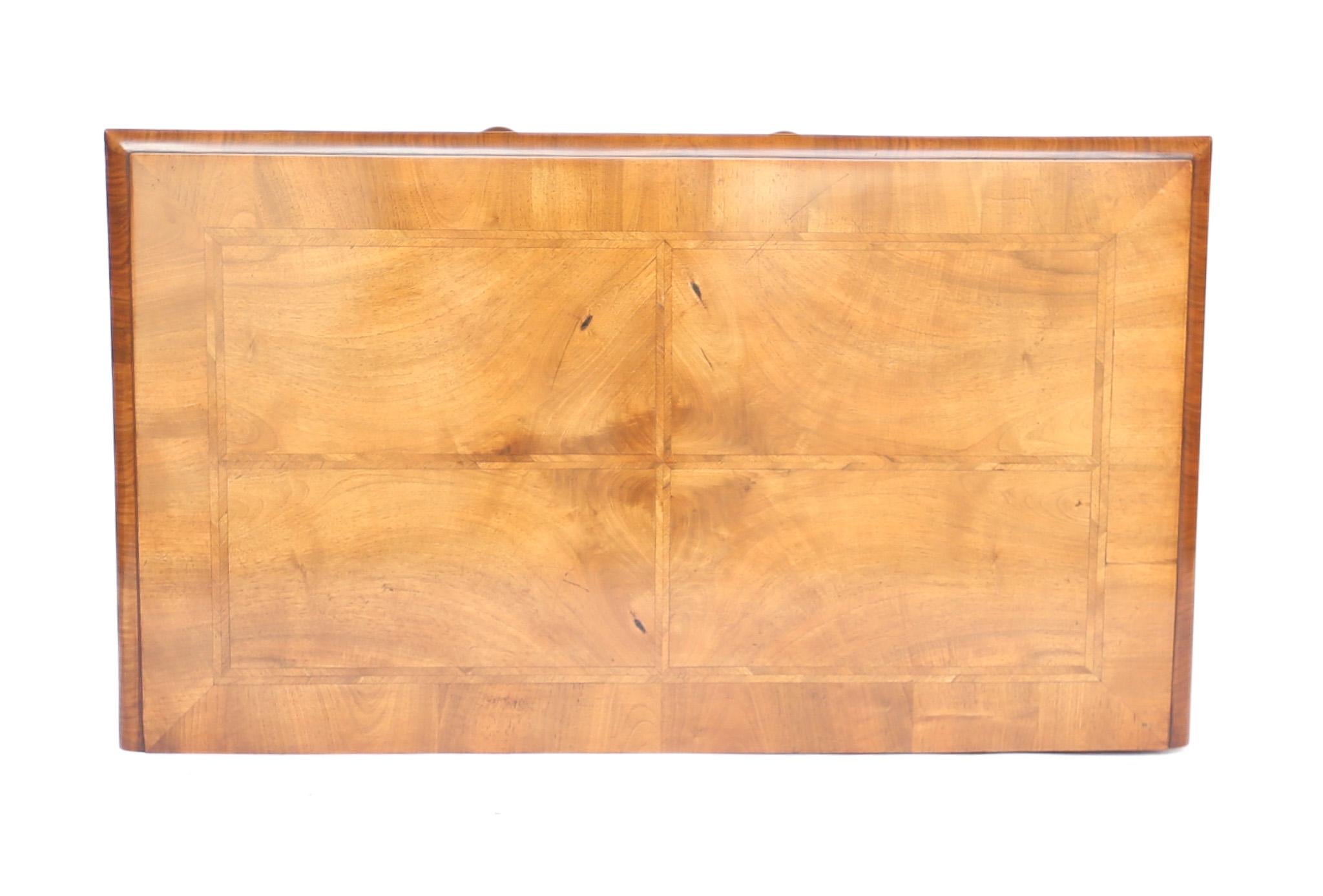 Table d'appoint à 3 tiroirs de style William & Mary, circa 1920
Plateau plaqué en quart de noyer avec bandes transversales, incrustation de chevrons
3 tiroirs avec incrustation en chevron, tiroirs doublés en chêne, 
 cadres de moules en noyer