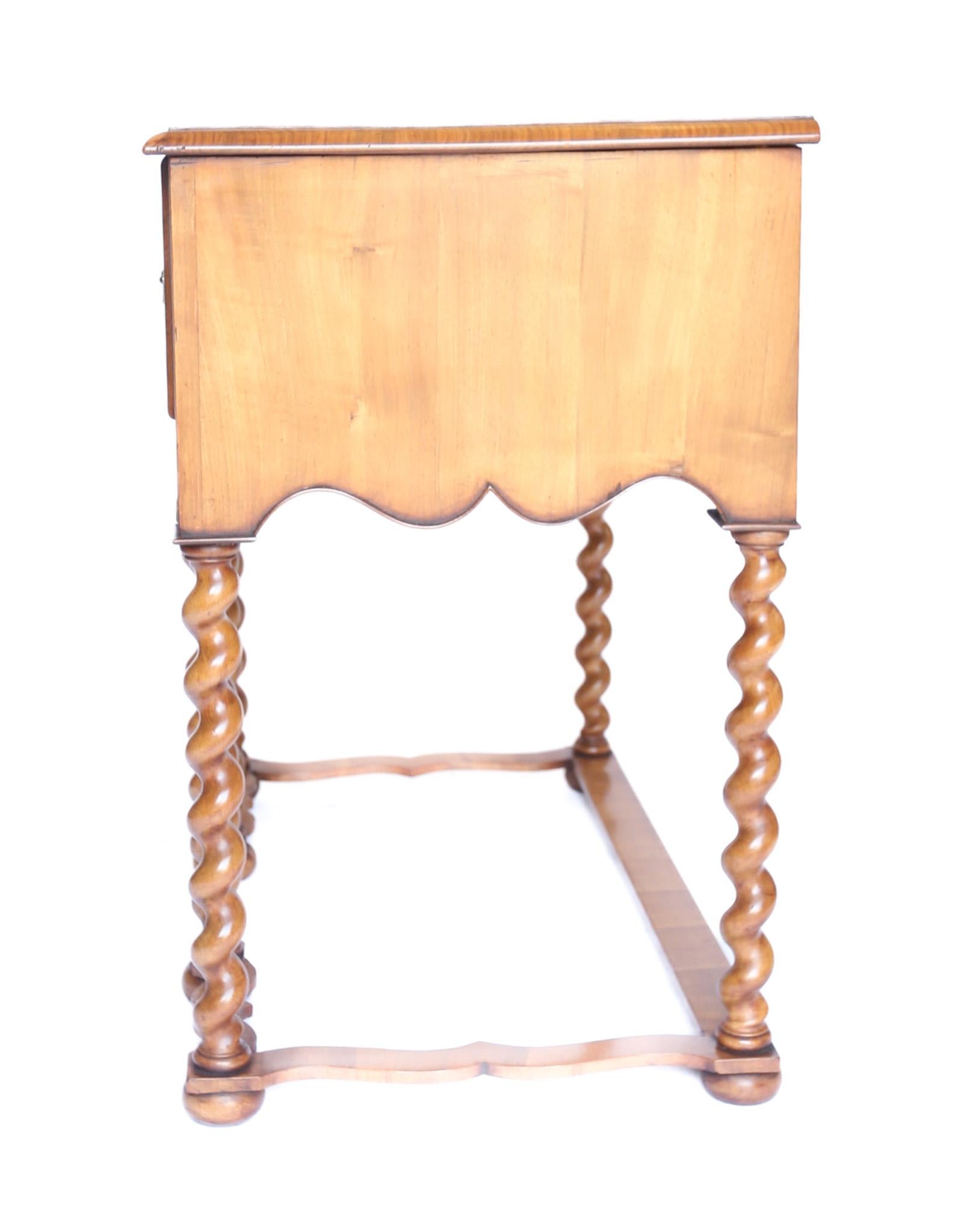 William and Mary Table d'appoint à 3 tiroirs de style William & Mary, circa 1920 en vente