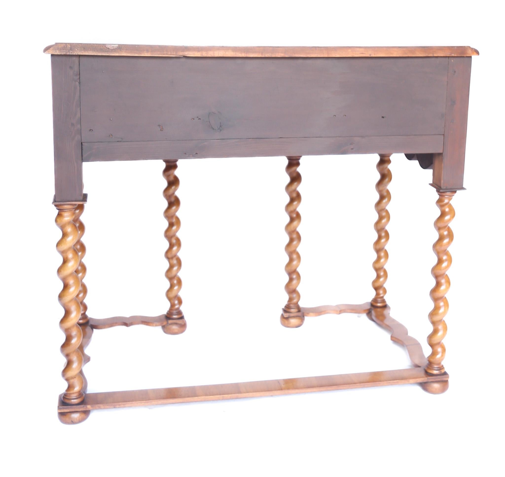 Britannique Table d'appoint à 3 tiroirs de style William & Mary, circa 1920 en vente