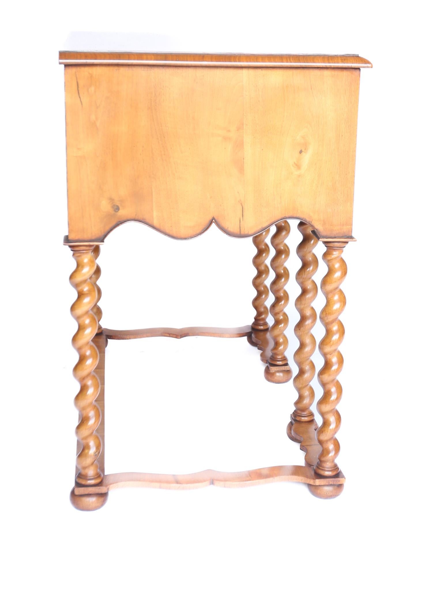 Ferronnerie Table d'appoint à 3 tiroirs de style William & Mary, circa 1920 en vente