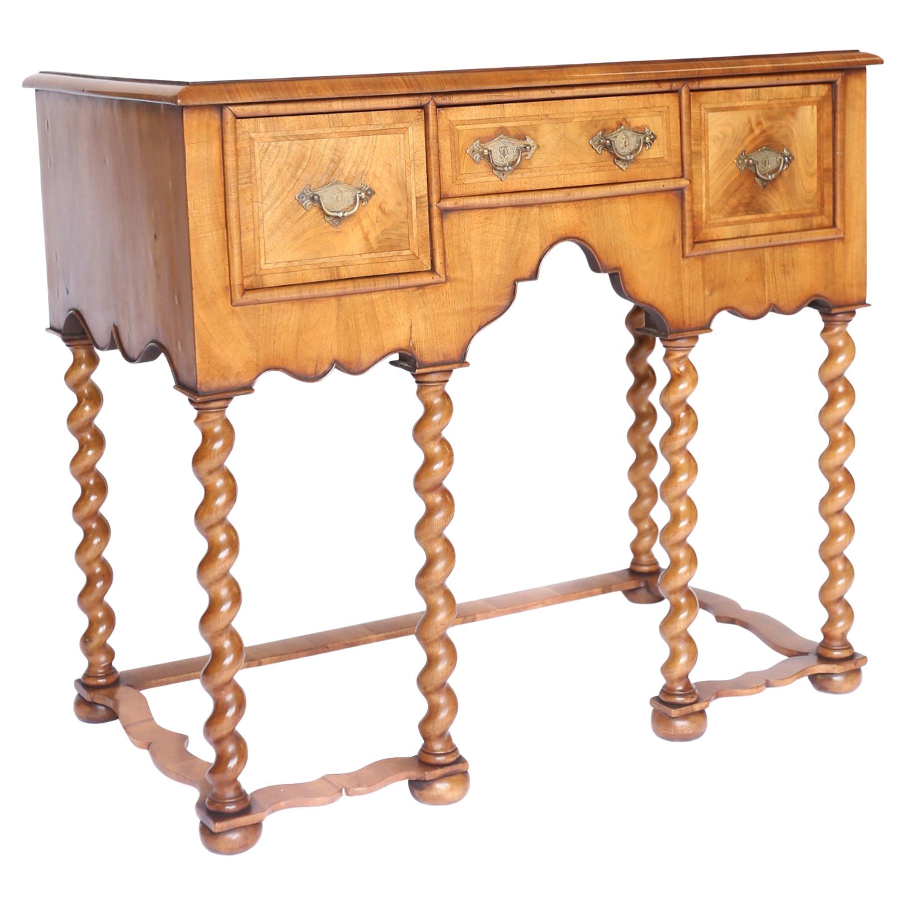 William & Mary Stil Nussbaum 3 Schublade Beistelltisch circa 1920s
