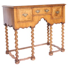 William & Mary Stil Nussbaum 3 Schublade Beistelltisch circa 1920s
